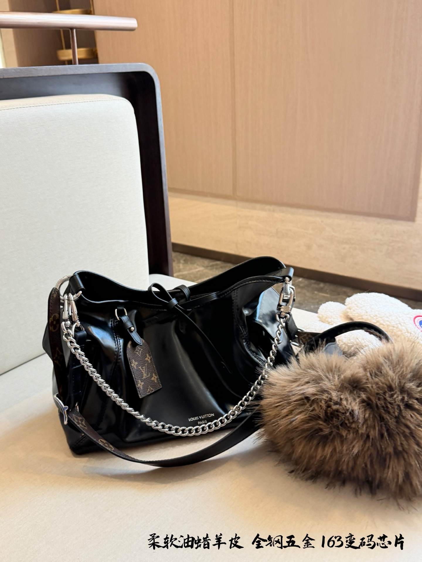 p350 升级羊皮版 LV Carrall小号黑武士] .,暗黑学院风/暗黑机车风● 今日份的酷感cool风暴，由LV的Carryall黑色羊皮包 包引领! 让你轻松成为酷酷日女孩 教经典黑色，如同暗夜中的神秘行者，低调中燃烧着酷劲儿的火a焰。 +羊皮材质，柔软如丝，细腻触感仿佛在与肌肤轻声呢喃。 自重很轻，超大容量，犹如一个无尽的宝藏口袋，轻松容纳你的日常所需，实用与时尚完美并存。宽肩带，不勒肩30cm全套包装