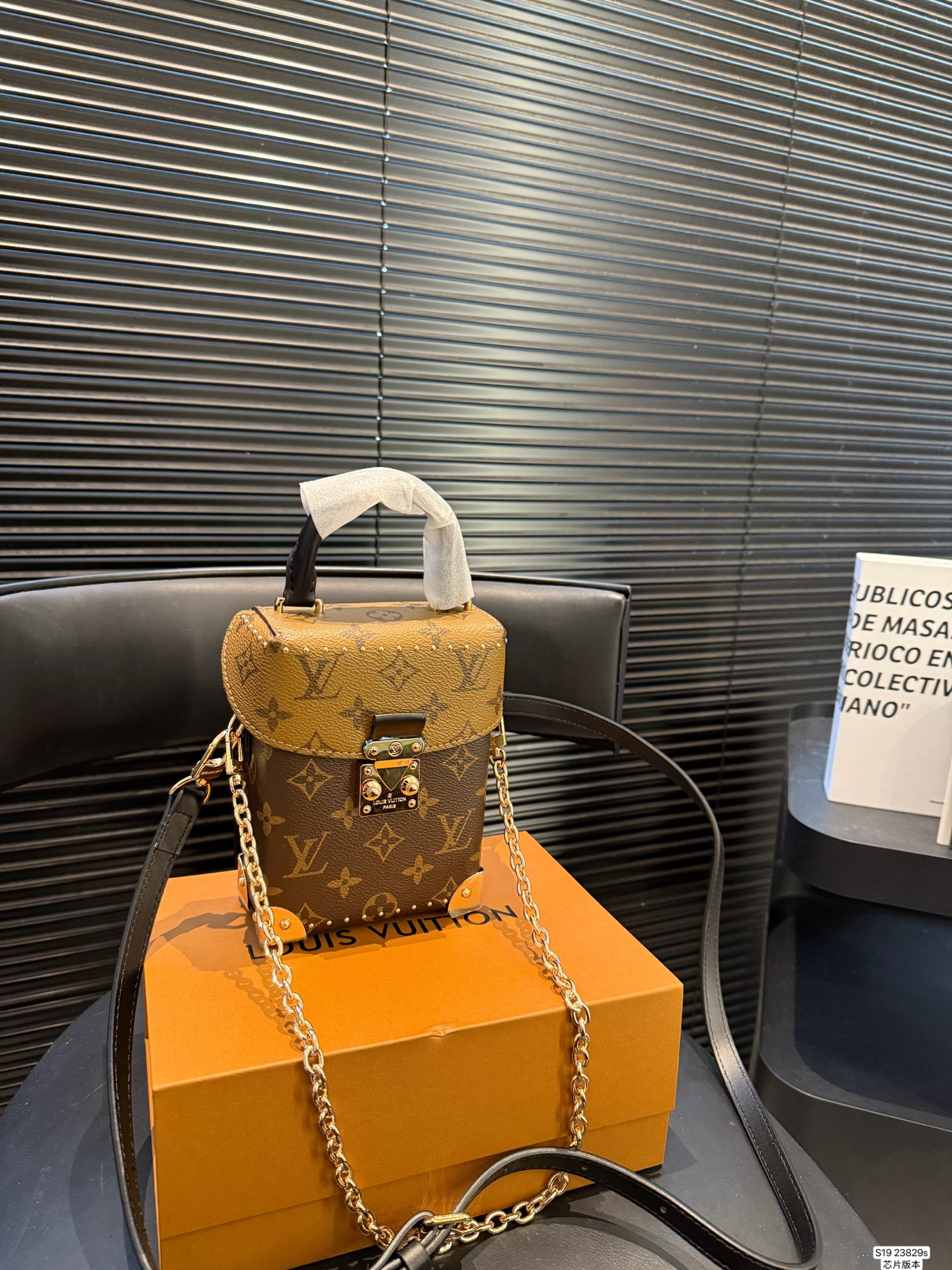 P145 配盒子 Lv手机包芯片版本 LV | 老花新款Metis手机包圃首发实拍分享LV 能放下16PROMax啦 出门特别方便 链条是和金属拼接，时髦感满满! 尺寸：12 17 货号23829s
