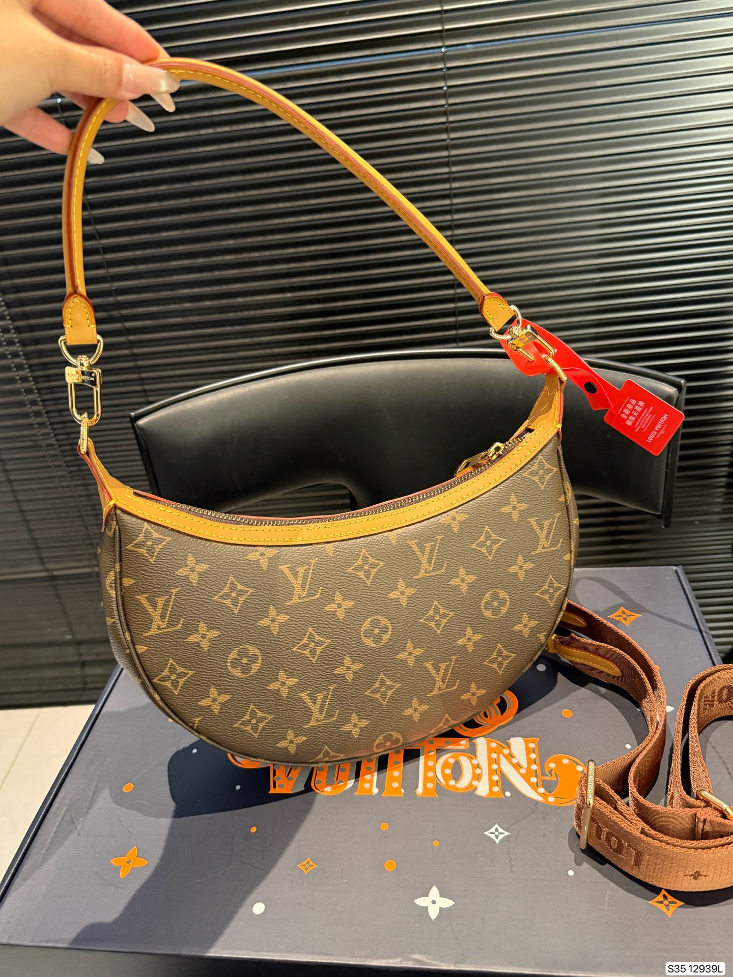 P225 配飞机盒折叠盒子 Lv月亮包 2025 LV新款宽肩带是救过LV的命吗??? 新款月亮包比起老款略胜一筹，新款改良了下不好单手拉拉链弧度，新款会成为下一个爆款! 尺寸：27 16 货号12939