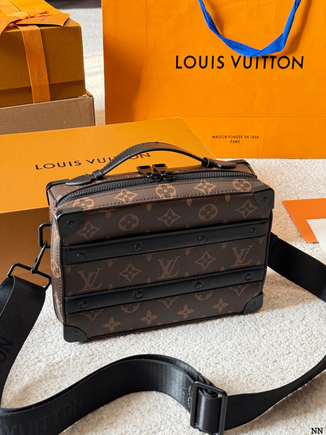 p170 LV Handle Soft Trunk手袋 2LV Handle Soft Trunk手袋，经典MonogramMacassar涂层帆布+黑色牛皮饰边，金属铆钉点缀，复古行李箱风格超有辨识度 。21.5x15x7cm21.5x15x7cm，内部风琴隔层+前贴袋，收纳超方便！肩带可拆卸、可调节，手提、单肩、斜挎都OK，男女都能轻松驾驭，通勤休闲都很 百搭～