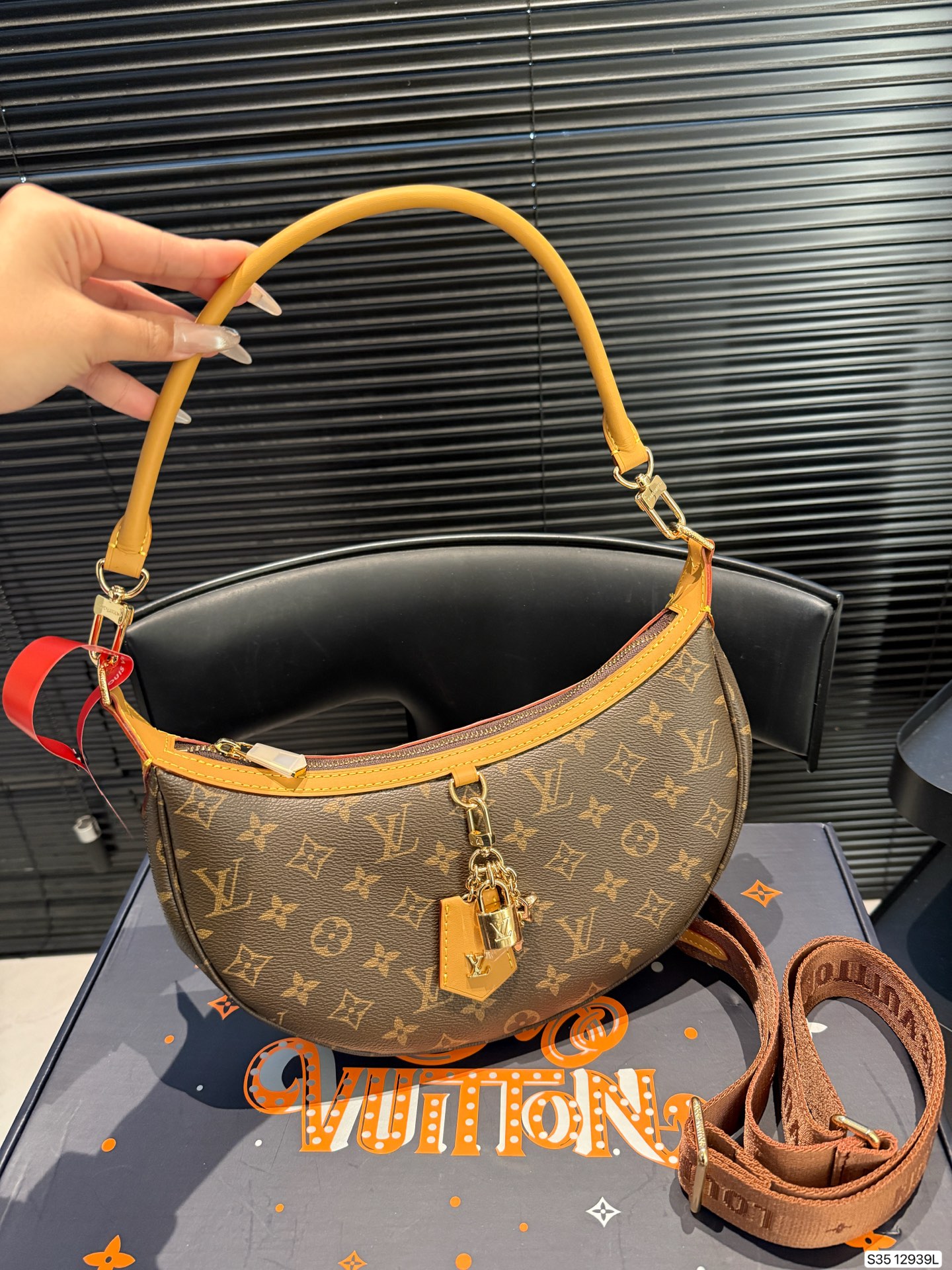 P225 配飞机盒折叠盒子 Lv月亮包 2025 LV新款宽肩带是救过LV的命吗??? 新款月亮包比起老款略胜一筹，新款改良了下不好单手拉拉链弧度，新款会成为下一个爆款! 尺寸：27 16 货号12939