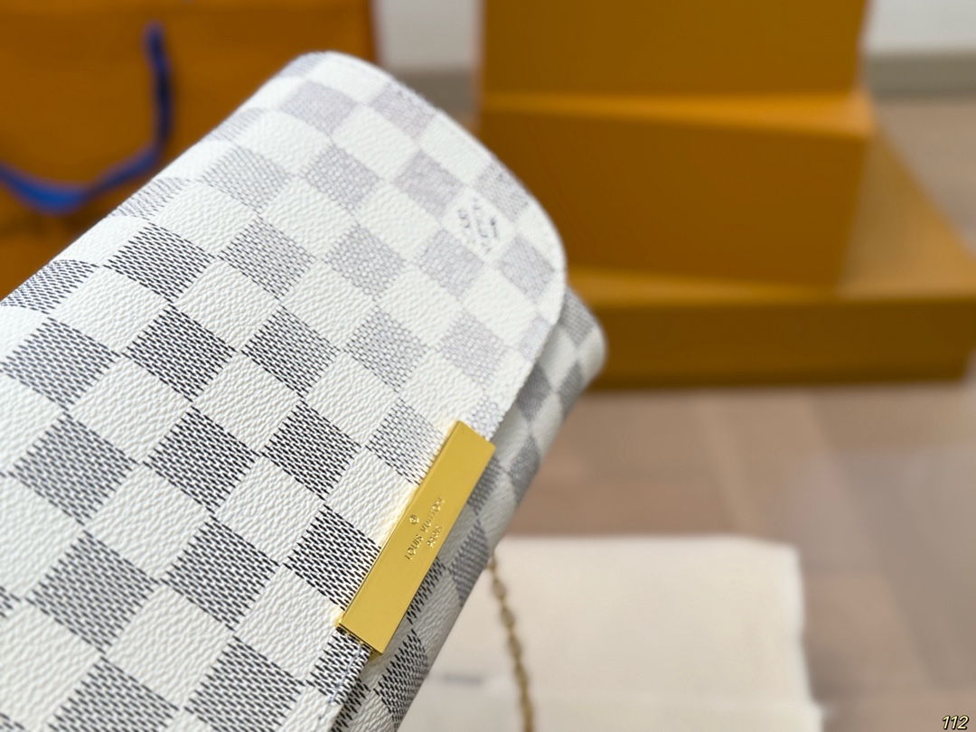 原版复刻&yen;140飞机盒 LV小号晚宴包 变频芯片 路易威登lv腋下包 搭配2条肩带可斜挎🛍 全新搭配 高端品质 原版面料 超级大牌的一款 上身特别洋气 喜欢的美妞抓紧自留啦 尺寸：小号21 11