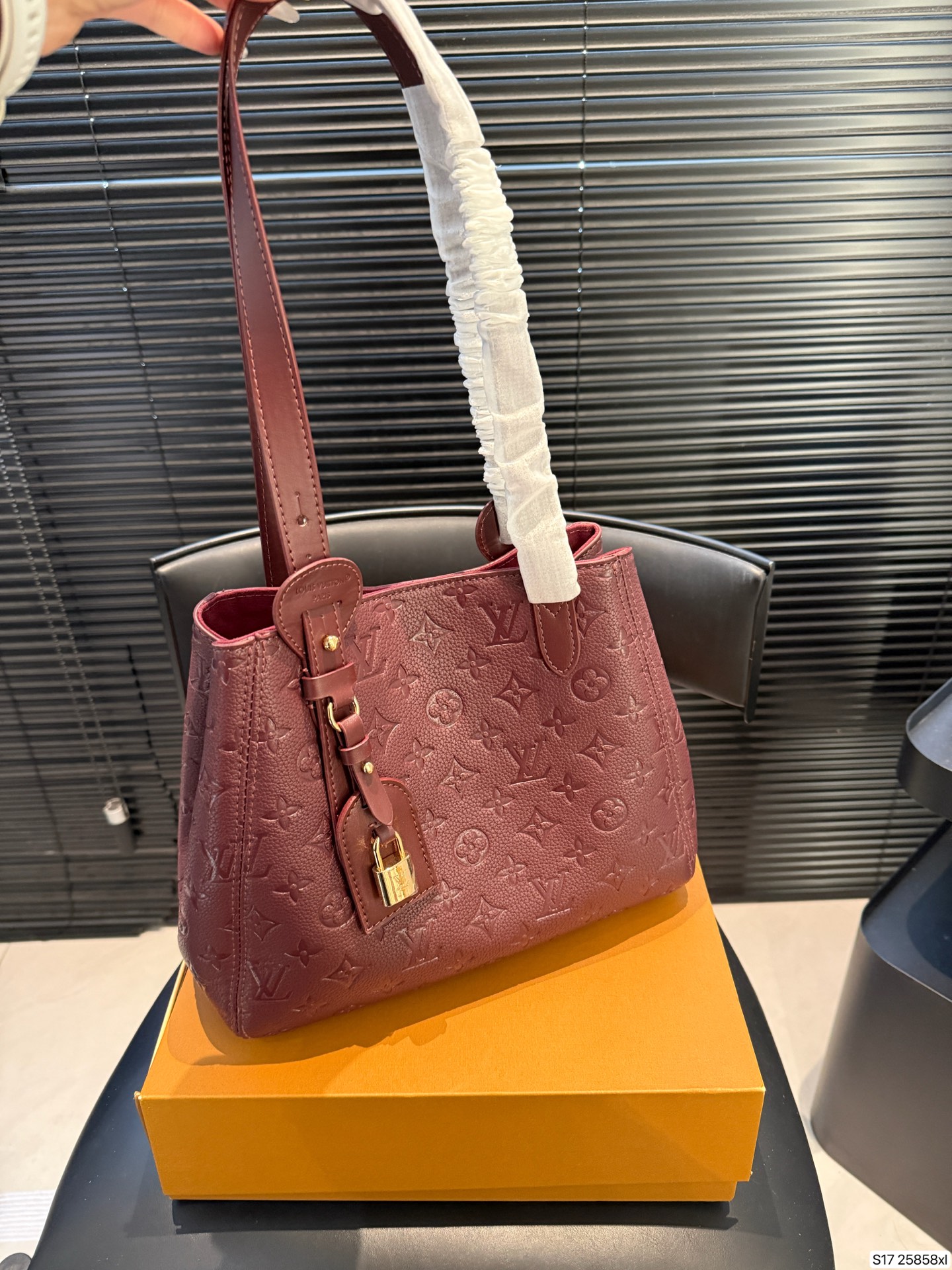 P135 配折叠盒 LV新款 all in one实拍，又优雅住了 LV皮质款一如既往的有质感哇🎊 这次出了黑色和大象灰两个颜色 比较低调一些，会更有质感 高质感轻松拿捏啦 尺寸28 25货号25858