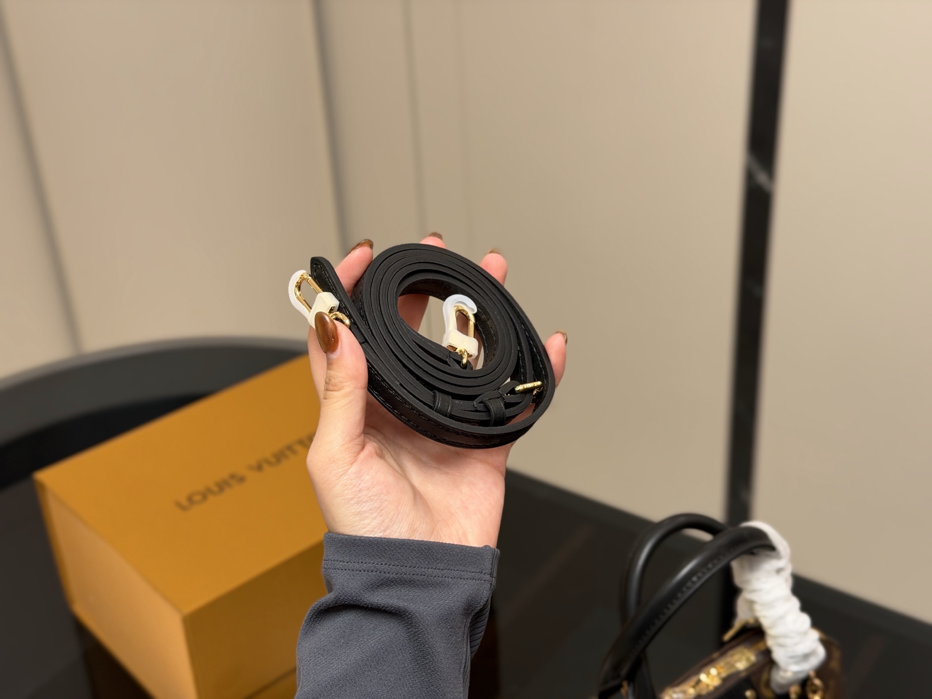 &yen;240 折叠盒飞机盒 Lv新款 alma trunk 贝壳 我能get到了耶！真好看！ 这次包型做了升级 真的好酷好喜欢！ 好适合搭配酷酷的 复古的衣服 链条的吊坠一点要加上 而且是我喜欢的黑色细肩带 尺寸:23.17cm