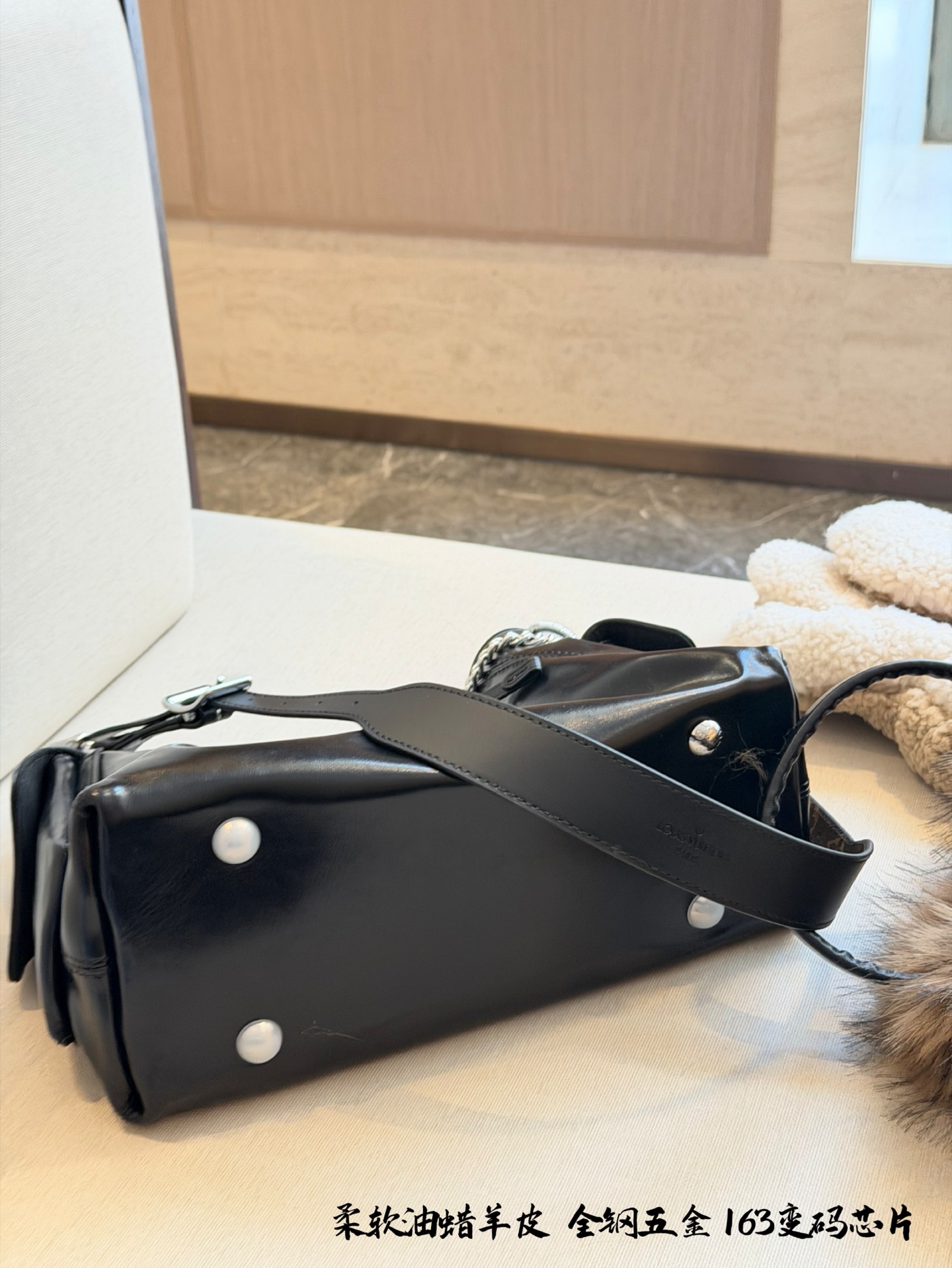 p350 升级羊皮版 LV Carrall小号黑武士] .,暗黑学院风/暗黑机车风● 今日份的酷感cool风暴，由LV的Carryall黑色羊皮包 包引领! 让你轻松成为酷酷日女孩 教经典黑色，如同暗夜中的神秘行者，低调中燃烧着酷劲儿的火a焰。 +羊皮材质，柔软如丝，细腻触感仿佛在与肌肤轻声呢喃。 自重很轻，超大容量，犹如一个无尽的宝藏口袋，轻松容纳你的日常所需，实用与时尚完美并存。宽肩带，不勒肩30cm全套包装