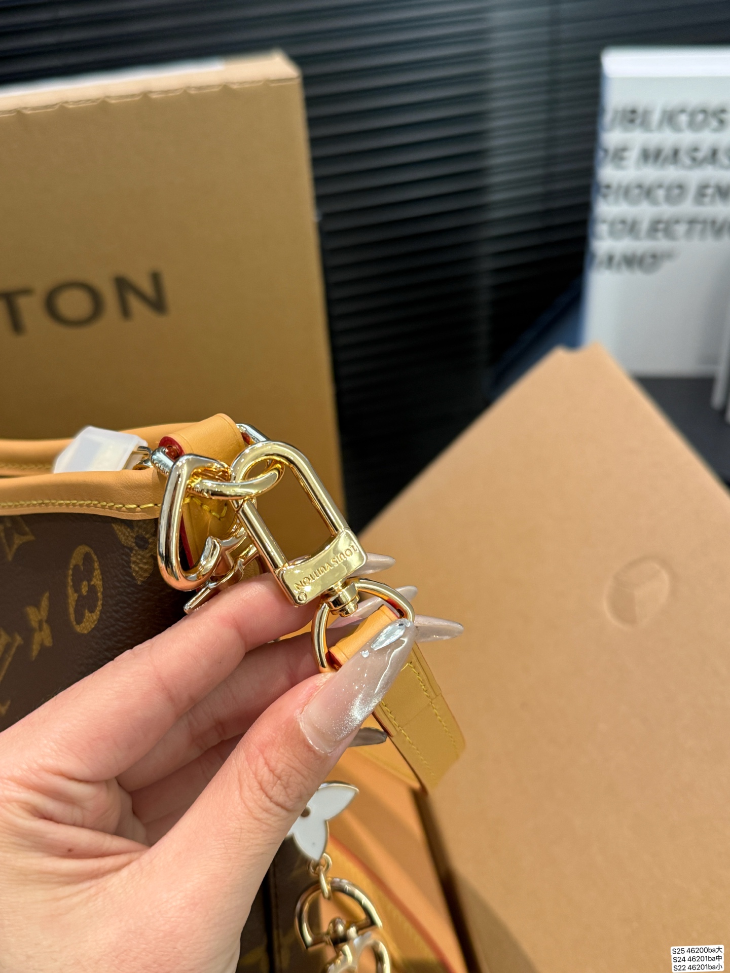 大号P175 中号P170 小号P160 配飞机盒折叠盒子 全钢五金 芯片版本 LV腋下包 今年腋下包大火 不光有可人外表 空间也很喜人 更是百搭 一年四季都好背 让你秒变时髦精 尺寸：大号29 21中号24 18 小号21 14.5货号大46200 中46201 小46202