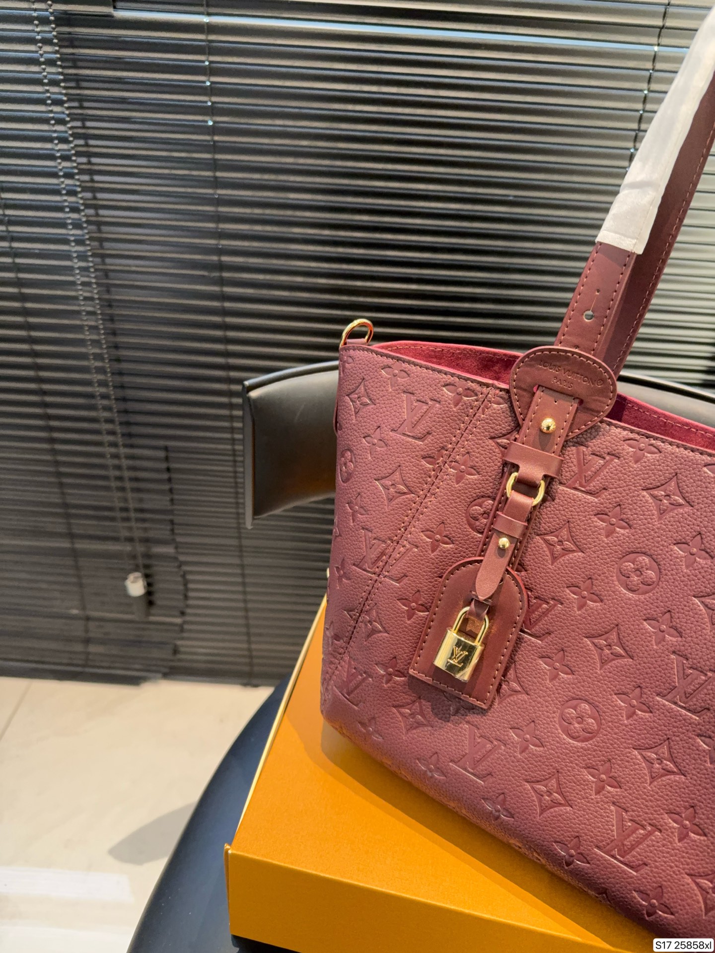 P135 配折叠盒 LV新款 all in one实拍，又优雅住了 LV皮质款一如既往的有质感哇🎊 这次出了黑色和大象灰两个颜色 比较低调一些，会更有质感 高质感轻松拿捏啦 尺寸28 25货号25858