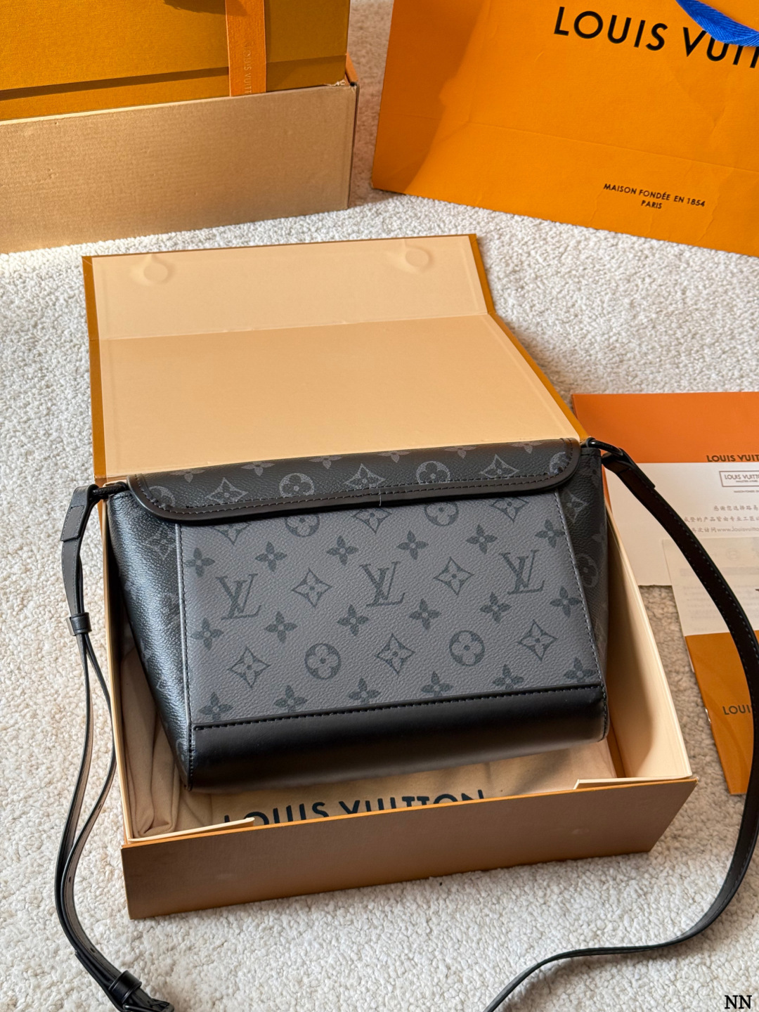 牛皮版本 p160 LV Pulse 邮差包 M12681 VLV Pulse邮差包M12681,黑色Monogram Eclipse涂层 帆布+牛皮饰边,低调又有辦识度艹。盖磁扣+外拉链袋,内部多夹层,收纳超方便!肩带可调节,单肩斜挎都OK,通勤休闲都能搭。 线绳拉链头设计,时髦又实用,是LV黑武士系列热门款,商务休闲都能轻松驾驭 尺寸 23 18cm