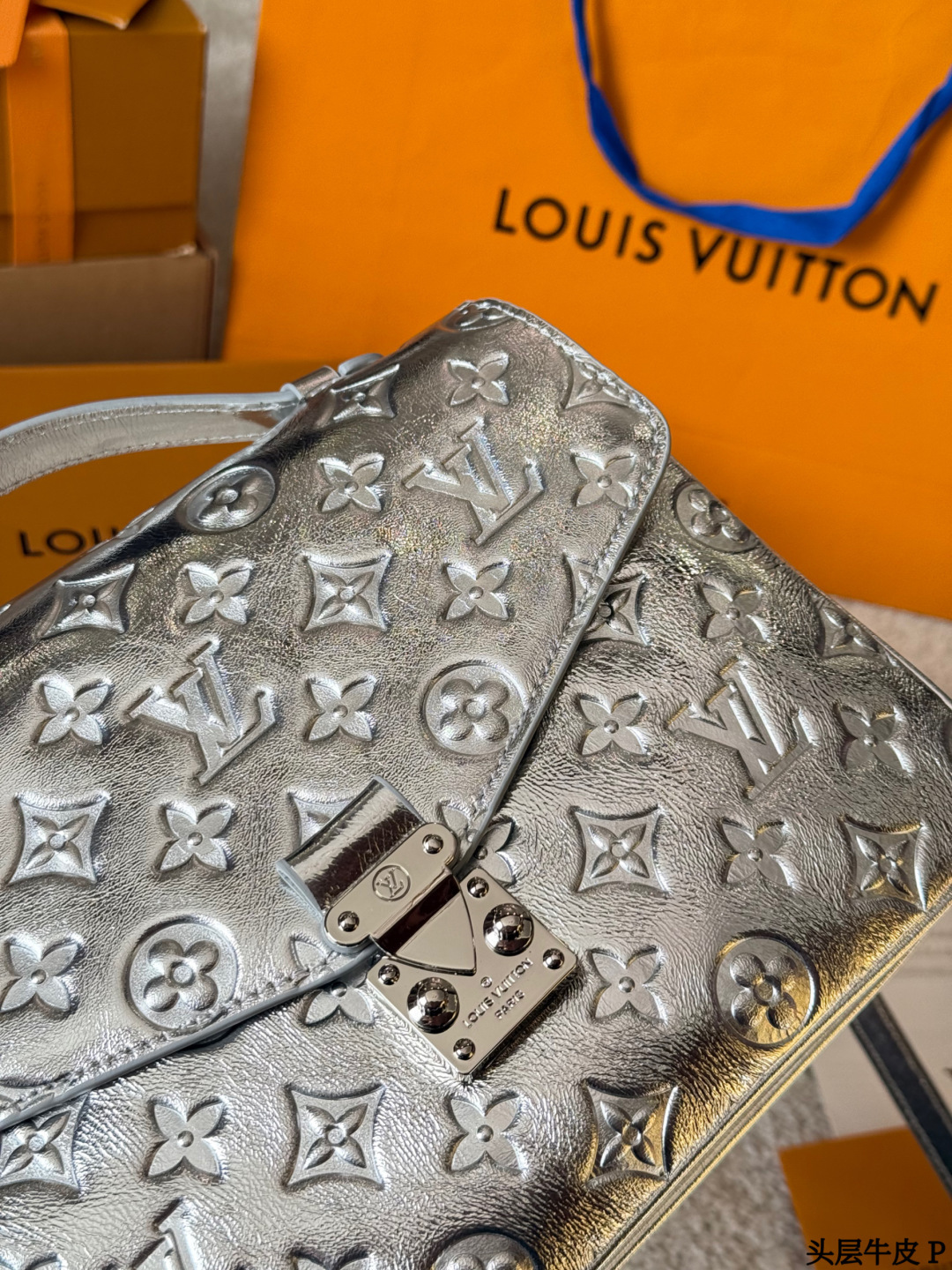 头层牛皮 p290 LV Pochette Metis 银色邮差包 SLV Pochette Metis银色邮差包，采用MonogramEmpreinte压纹牛皮，质感细腻耐用。斑鸠灰色低调优雅，银色五金+S型锁扣，细节满分！25x19x7cm25x19x7cm，内部多隔层+拉链口袋，收纳超方便。可拆卸肩带，手提斜挎都OK，通勤休闲都能驾驭了。经典设计+实用性，LV标志性单品，时髦精必入！