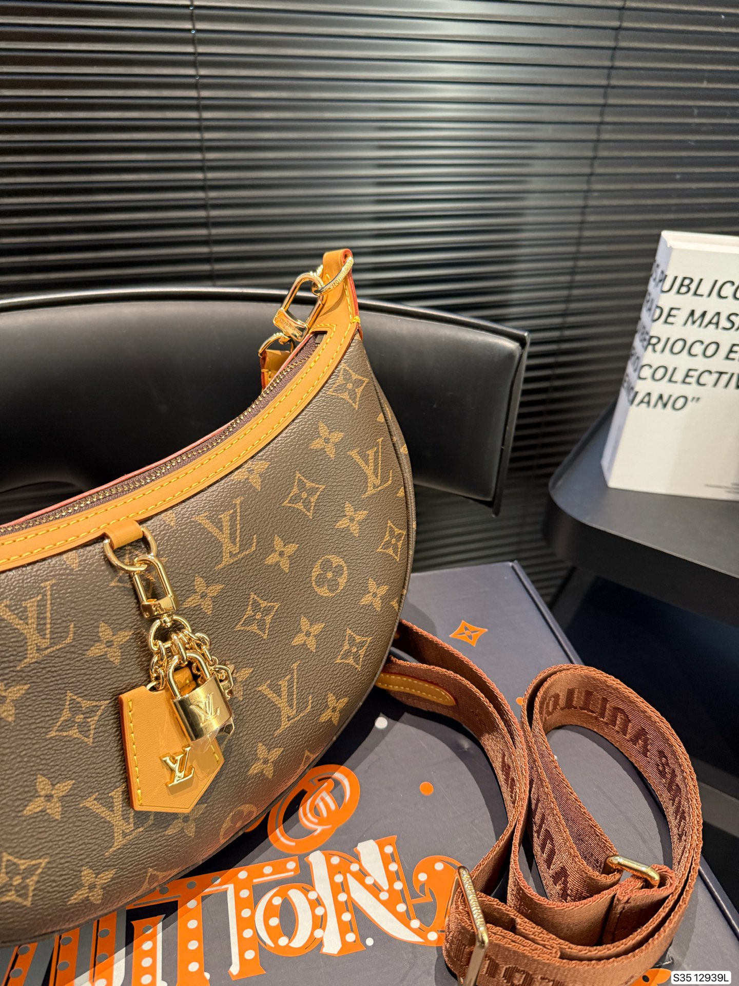 P225 配飞机盒折叠盒子 Lv月亮包 2025 LV新款宽肩带是救过LV的命吗??? 新款月亮包比起老款略胜一筹，新款改良了下不好单手拉拉链弧度，新款会成为下一个爆款! 尺寸：27 16 货号12939