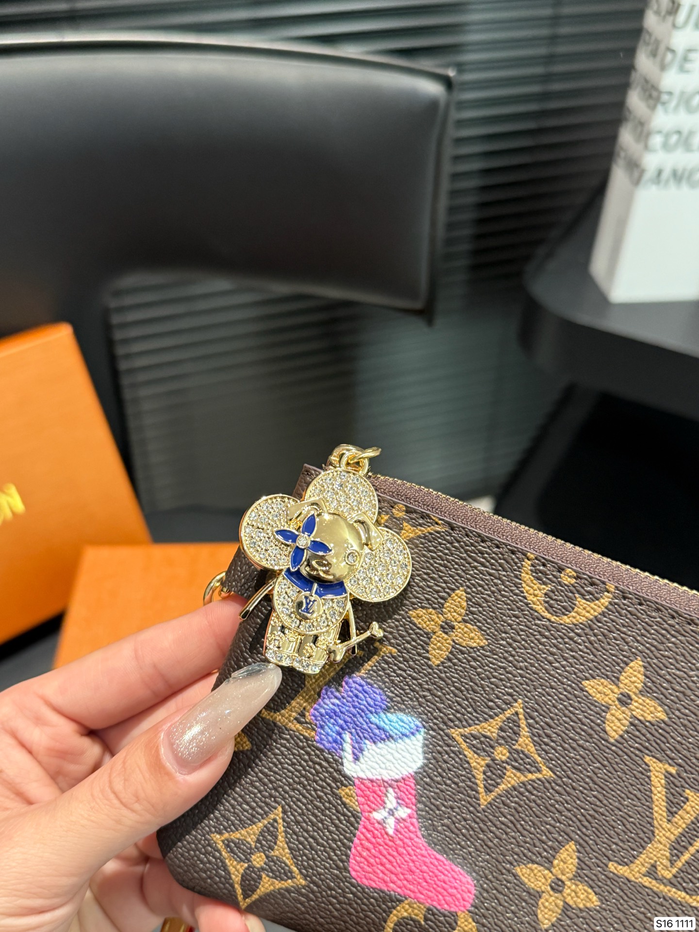 P130 配盒子 LV 专柜最新款火爆登场！做工精致， 媲美专柜！多功能小钱包超级实用 尺寸20 10 货号1111