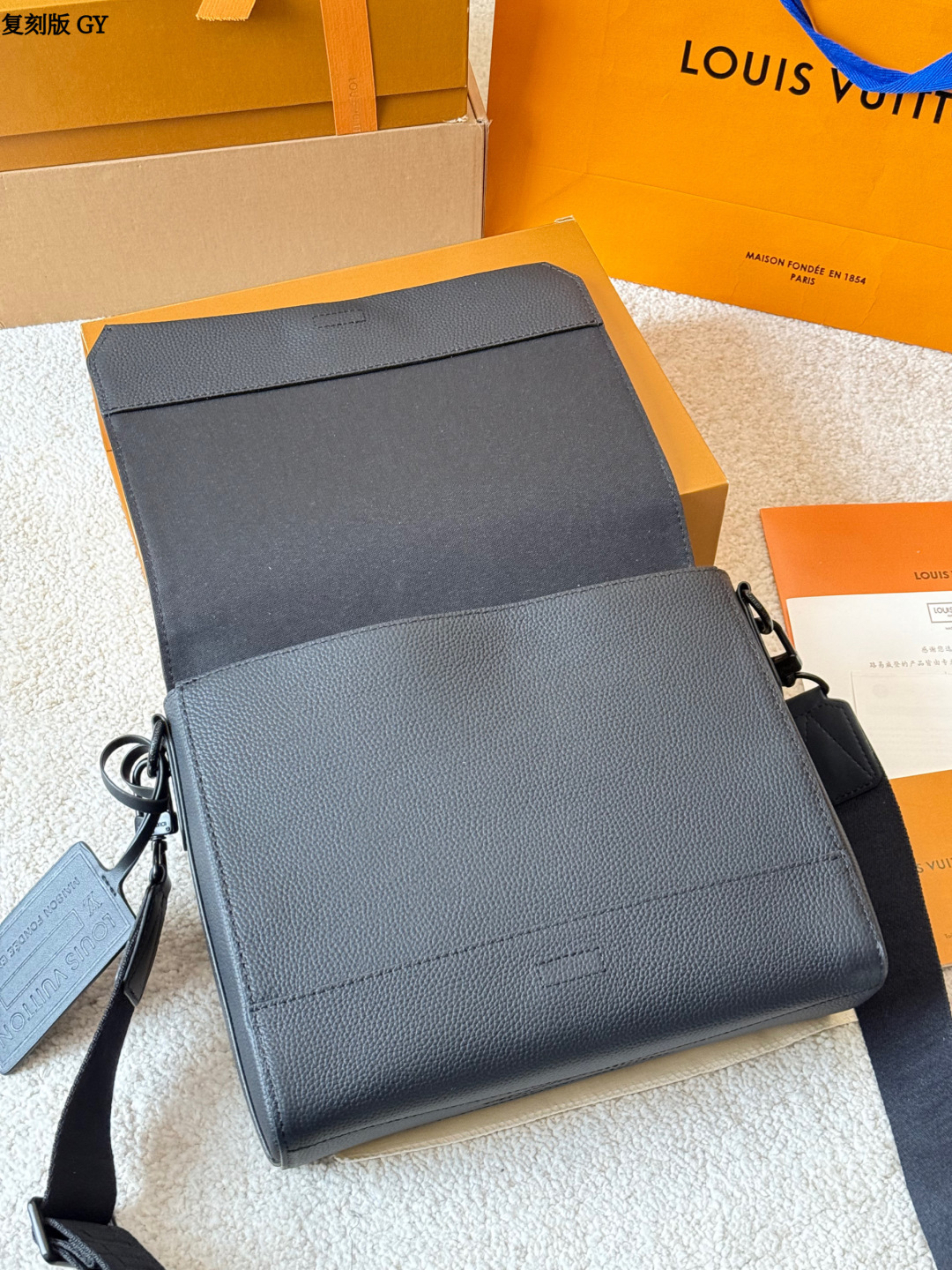 复刻版 p280 LV Takeoff 小号邮差包 LV Takeoff小号邮差包，黑色粒面牛皮+经典 Monogram压纹，低调又有质感！翻盖设计+可拆卸肩带，单肩or斜挎都OK，通勤休闲都能搭。尺寸刚好，手机钱包轻松装下，实用又时髦，是男士必入的经典单品！ 尺寸 28 22cm