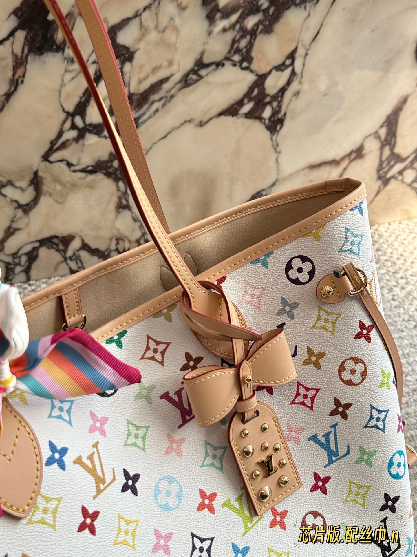 💰240 村上隆系列 lv neverfull购物袋的经典王牌,超大容量的设计作为妈咪包和OL通勤都是妥妥 滴,出镜率 最高的包款。条纹内衬完全不单调沉闷,设计感十足,可拆卸式子母拉链手包,既可单独作手拎包使用,亦可作为额外的内胆 清 丽中带点小女人的可爱韵味!尺寸: 32x29 x 17 cm 配礼盒