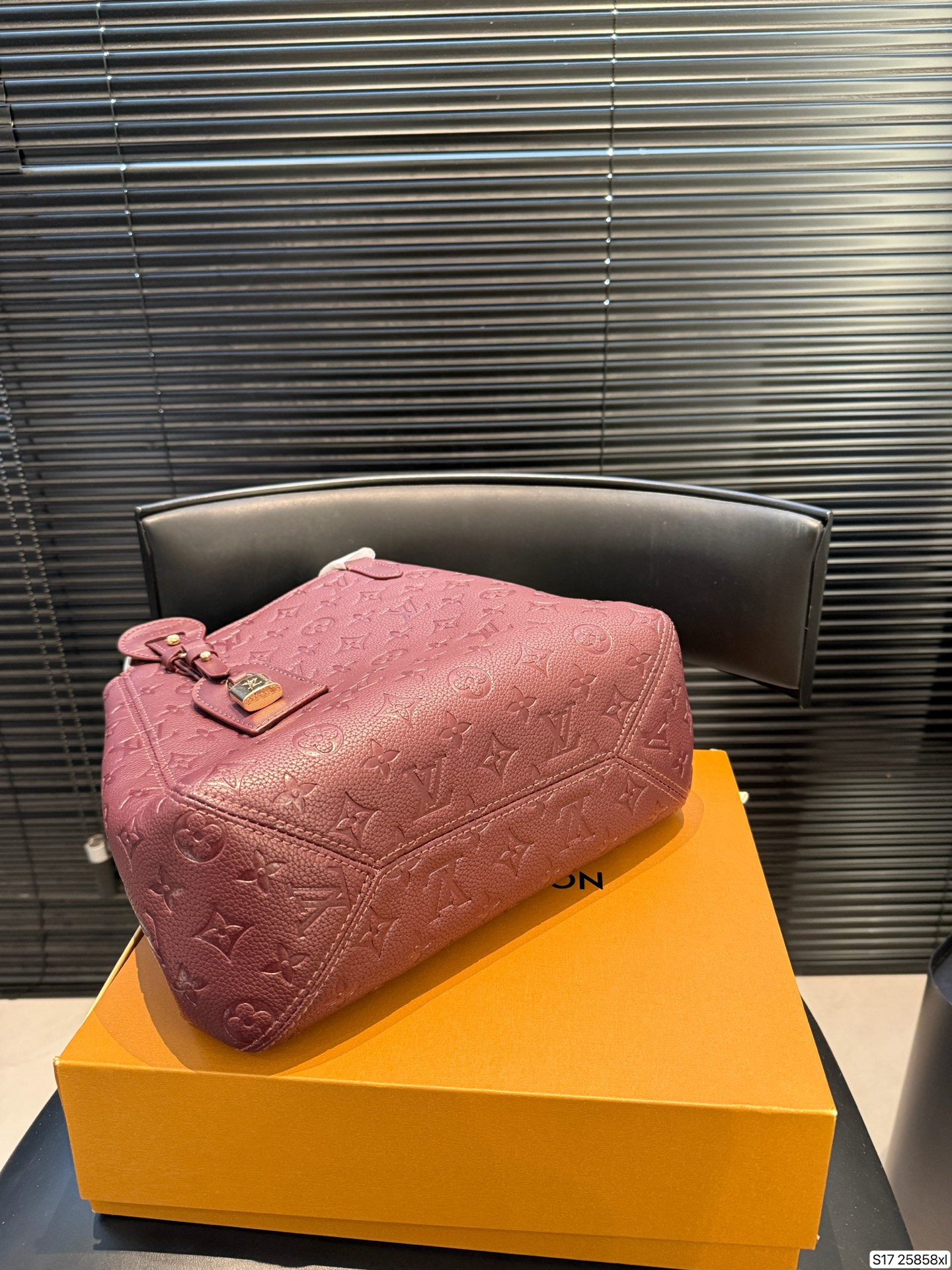 P135 配折叠盒 LV新款 all in one实拍，又优雅住了 LV皮质款一如既往的有质感哇🎊 这次出了黑色和大象灰两个颜色 比较低调一些，会更有质感 高质感轻松拿捏啦 尺寸28 25货号25858