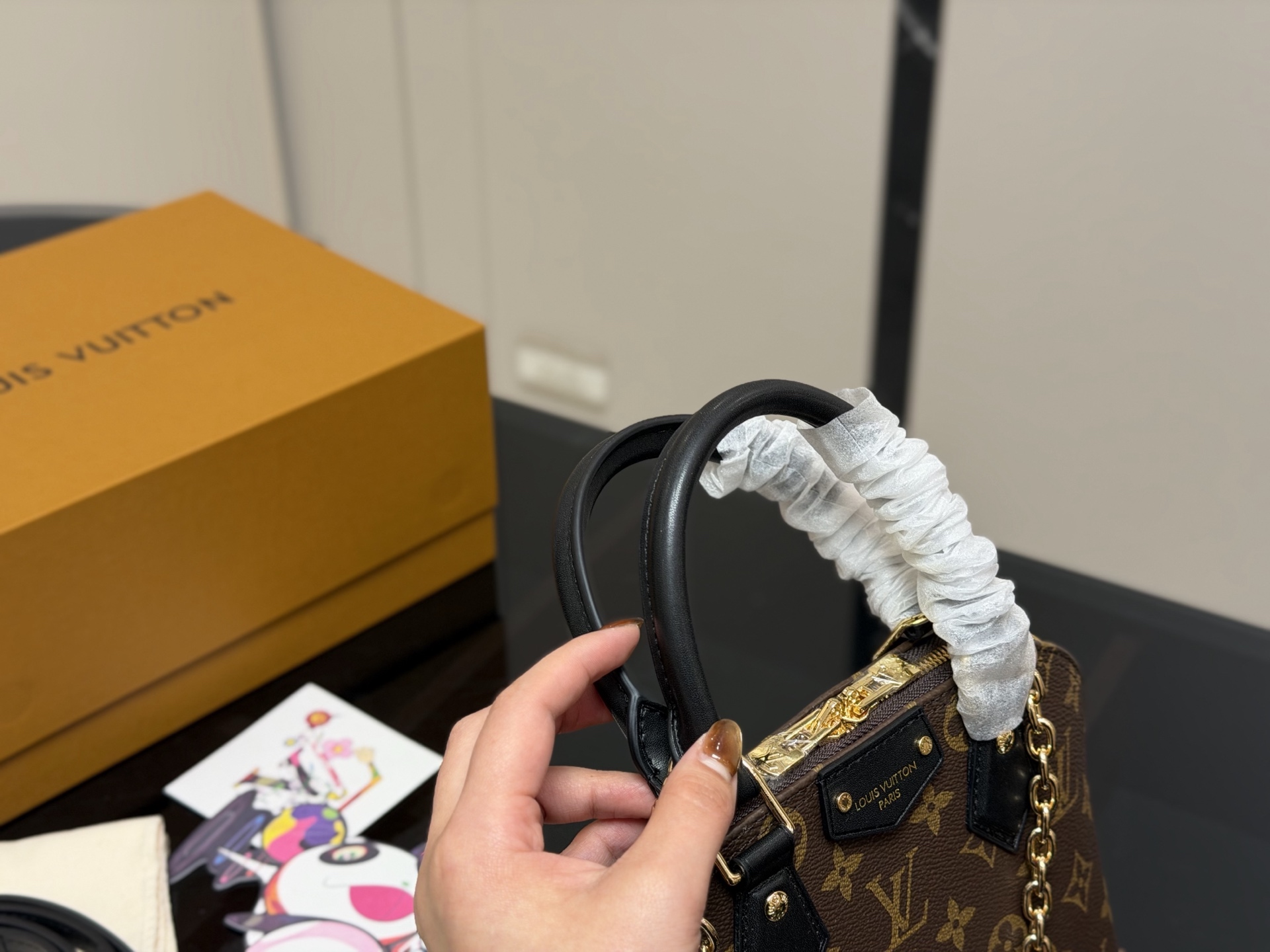 &yen;240 折叠盒飞机盒 Lv新款 alma trunk 贝壳 我能get到了耶！真好看！ 这次包型做了升级 真的好酷好喜欢！ 好适合搭配酷酷的 复古的衣服 链条的吊坠一点要加上 而且是我喜欢的黑色细肩带 尺寸:23.17cm