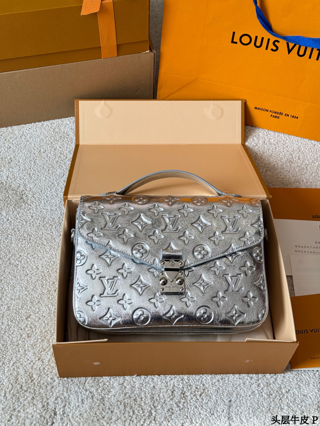 头层牛皮 p290 LV Pochette Metis 银色邮差包 SLV Pochette Metis银色邮差包，采用MonogramEmpreinte压纹牛皮，质感细腻耐用。斑鸠灰色低调优雅，银色五金+S型锁扣，细节满分！25x19x7cm25x19x7cm，内部多隔层+拉链口袋，收纳超方便。可拆卸肩带，手提斜挎都OK，通勤休闲都能驾驭了。经典设计+实用性，LV标志性单品，时髦精必入！