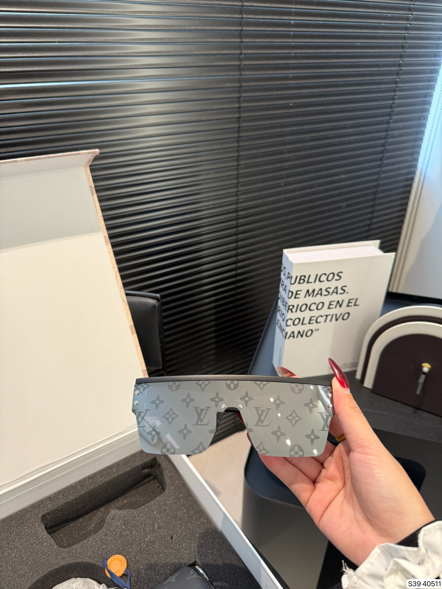 P245 配折叠盒子 经典Lv套盒 新款邮差黑武士➕挂件➕墨镜尺寸28 22 货号40511套盒