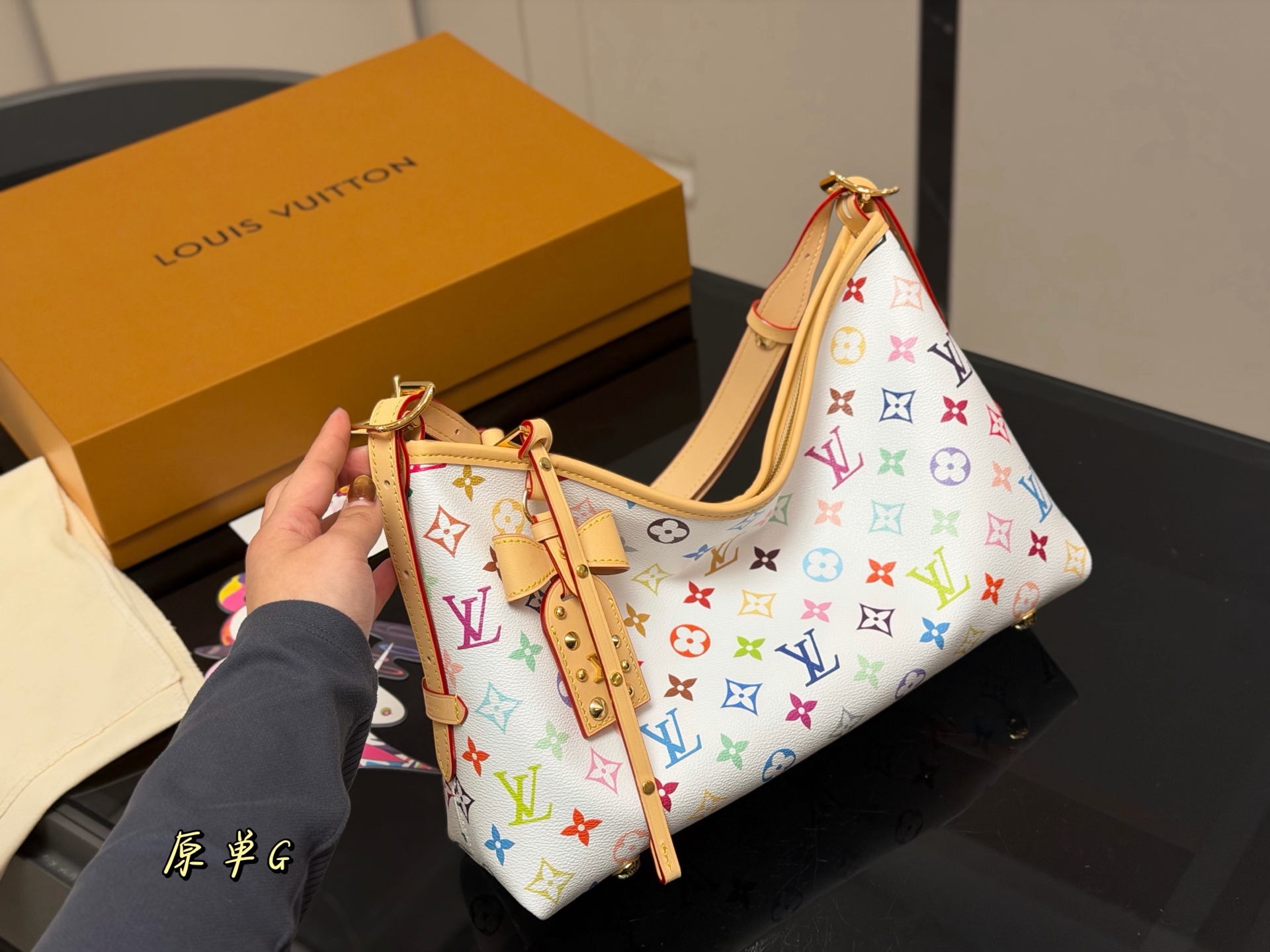 &yen;240 配折叠盒飞机盒 LV Carryall小号手袋改造款 LV Carryall小号手袋,经典Monogram老花帆布+牛皮饰边，简约大气超百搭!配可拆卸拉链子袋，收纳力满分+。宽肩带设计，背着超舒服，通勤or短途出行都很合适。内部空间宽敞，日常用品轻松装下，拉链开合更安全。休闲随性风格，时髦又实用，出街必备! 尺寸:33.21cm
