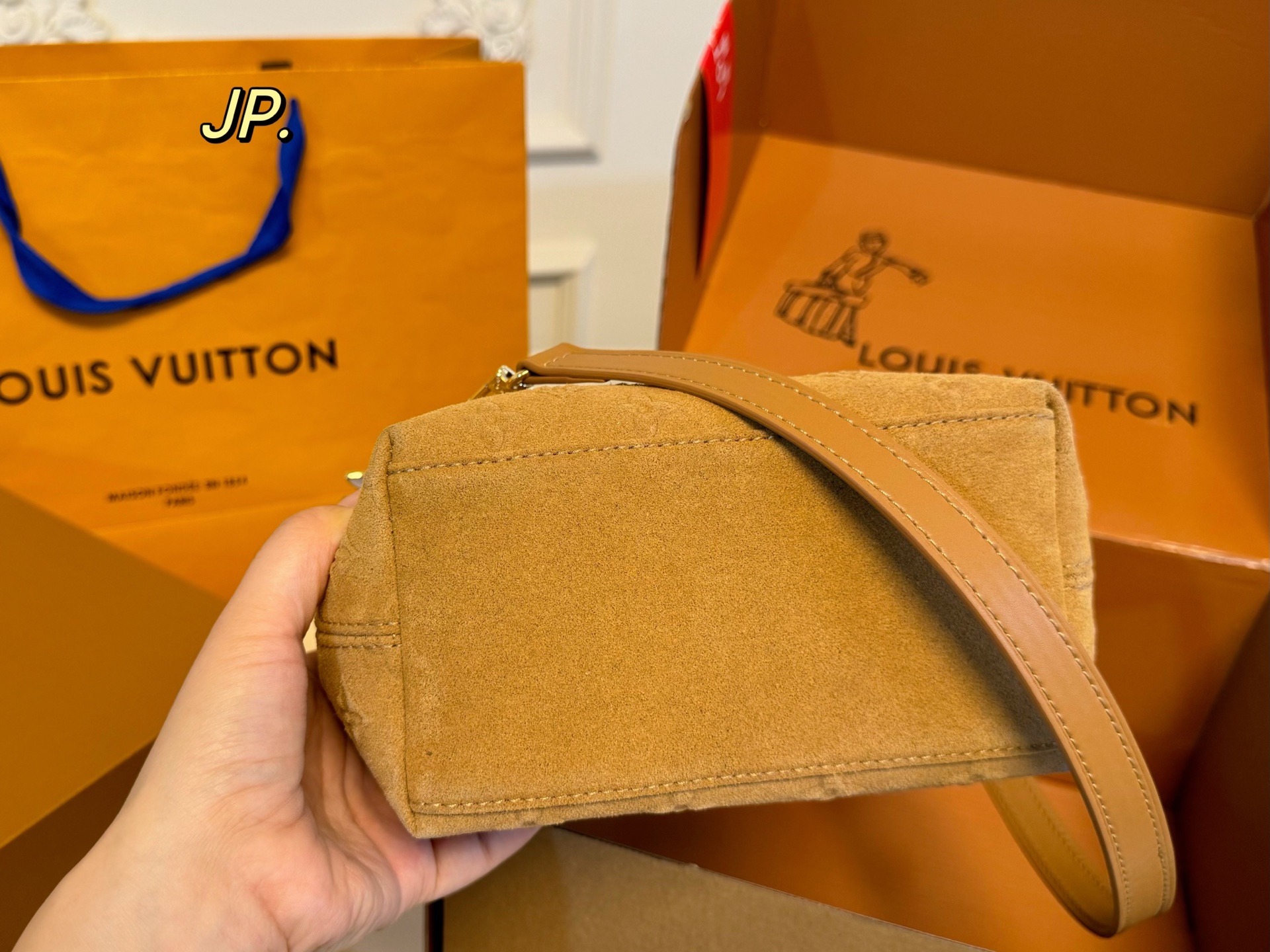 P165（折叠盒飞机盒） size：17&times;20 LV路易威登麂皮绒中古链条水桶包💕 超级耐看的经典配色！ 采用桶状设计，容量十足 配有长肩带，多种背法 日常出街、通勤，低调又百搭‼️