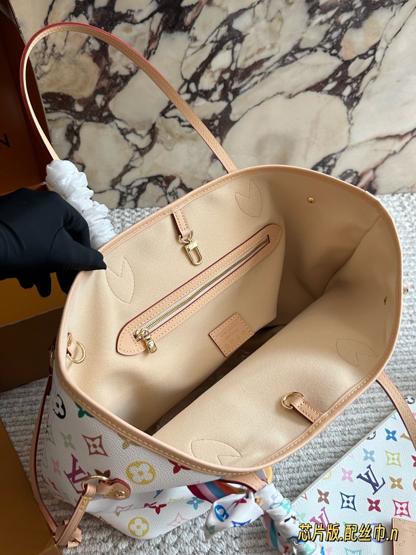 💰240 村上隆系列 lv neverfull购物袋的经典王牌,超大容量的设计作为妈咪包和OL通勤都是妥妥 滴,出镜率 最高的包款。条纹内衬完全不单调沉闷,设计感十足,可拆卸式子母拉链手包,既可单独作手拎包使用,亦可作为额外的内胆 清 丽中带点小女人的可爱韵味!尺寸: 32x29 x 17 cm 配礼盒