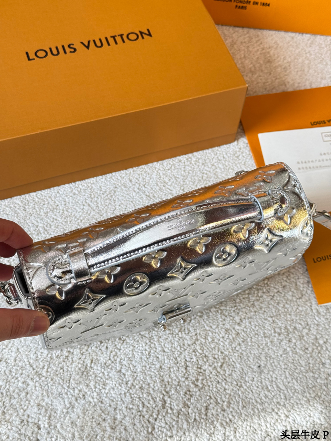 头层牛皮 p290 LV Pochette Metis 银色邮差包 SLV Pochette Metis银色邮差包，采用MonogramEmpreinte压纹牛皮，质感细腻耐用。斑鸠灰色低调优雅，银色五金+S型锁扣，细节满分！25x19x7cm25x19x7cm，内部多隔层+拉链口袋，收纳超方便。可拆卸肩带，手提斜挎都OK，通勤休闲都能驾驭了。经典设计+实用性，LV标志性单品，时髦精必入！
