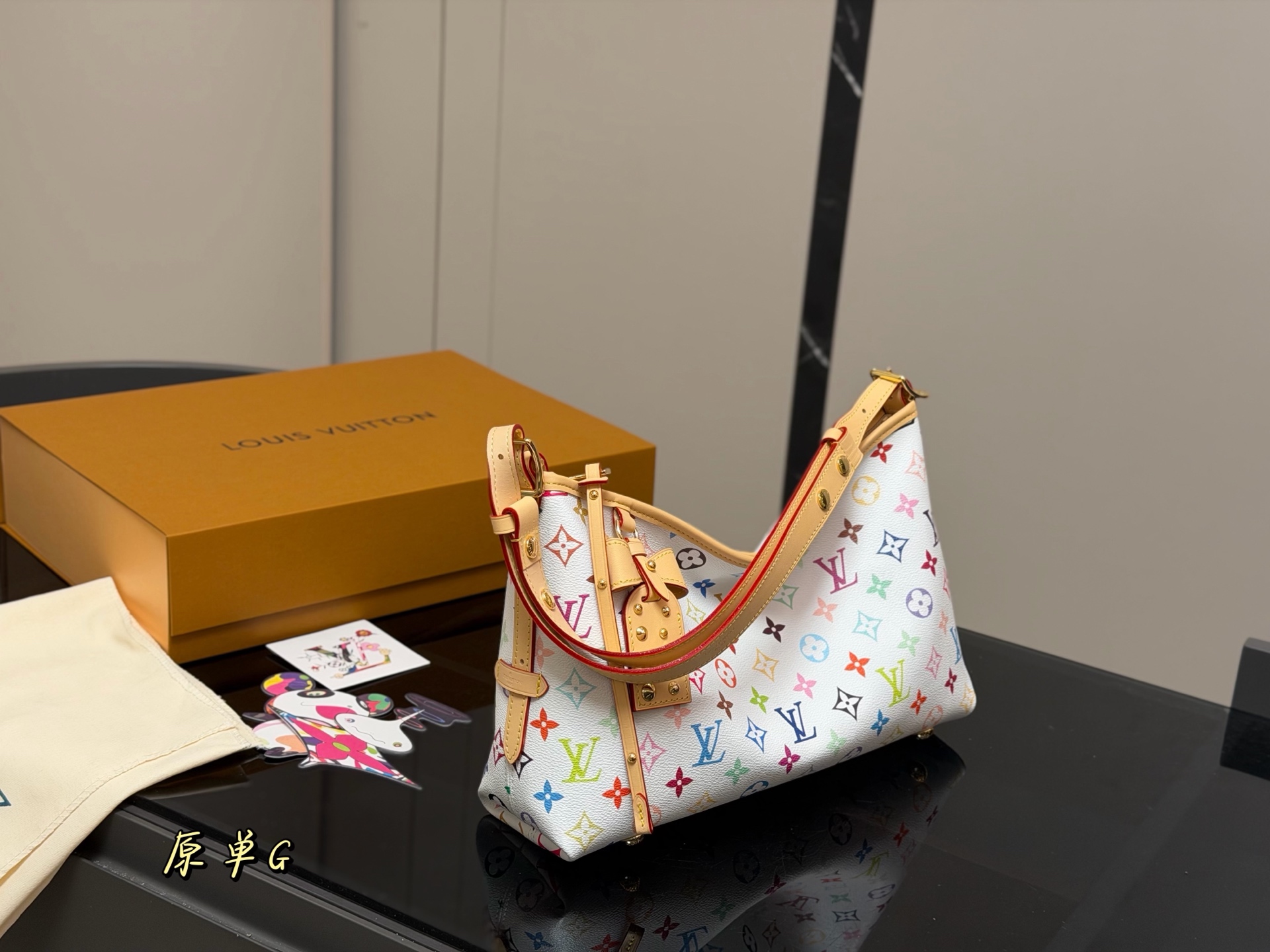&yen;240 配折叠盒飞机盒 LV Carryall小号手袋改造款 LV Carryall小号手袋,经典Monogram老花帆布+牛皮饰边，简约大气超百搭!配可拆卸拉链子袋，收纳力满分+。宽肩带设计，背着超舒服，通勤or短途出行都很合适。内部空间宽敞，日常用品轻松装下，拉链开合更安全。休闲随性风格，时髦又实用，出街必备! 尺寸:33.21cm