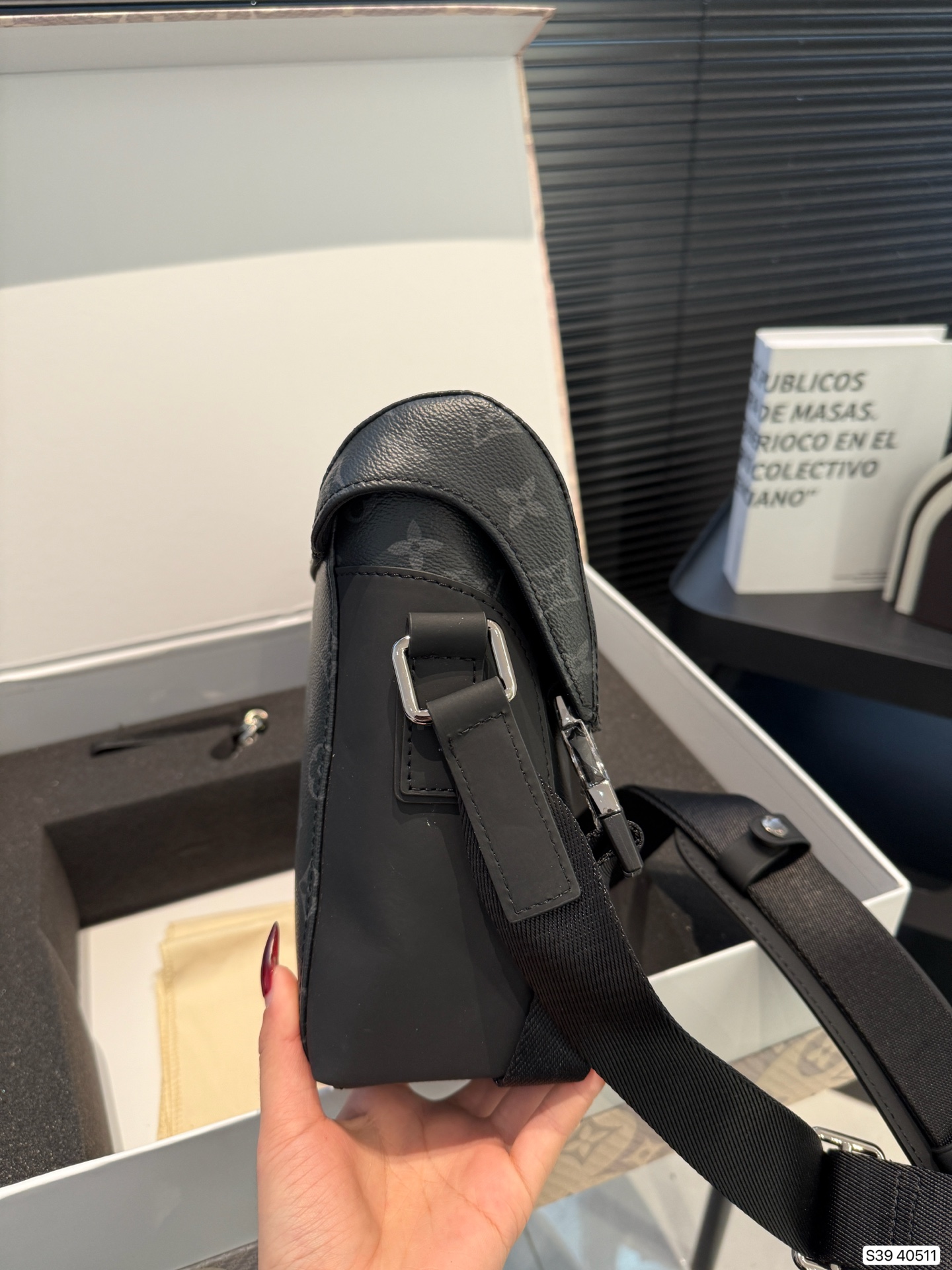 P245 配折叠盒子 经典Lv套盒 新款邮差黑武士➕挂件➕墨镜尺寸28 22 货号40511套盒