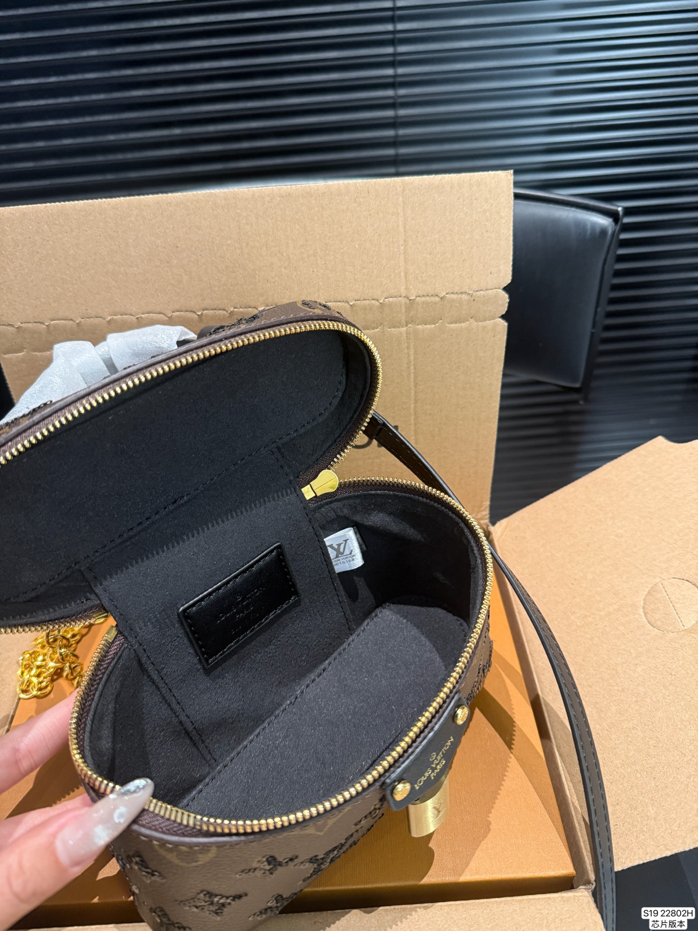 P145 配飞机盒折叠盒子芯片版本 季的化妆包颇受时尚界的青睐，看到第一眼就种草了！！造型很硬核 但空间很实用~走在路上就是一道行走的风景线啊。回头率杠杠的~ 而且真的好好搭！瞬间成为了这季街拍中的常客这只精致的LV化妆包，难道她不香吗～今年度过炎炎夏天的动力 ，就靠她给我补给了尺寸：19 12 货号22802