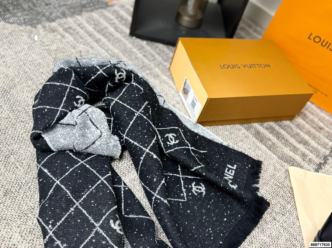 p185双盒 163芯片 围巾饰品＋80（款式随机） 尺寸42.32 LV 路易威登新款carryall链条购物袋🛍️ LV新出的全黑色Dark cargo carryall空间超级ok～ 皮质超有质感，随性简约 带一点老花，今年的新一代包神