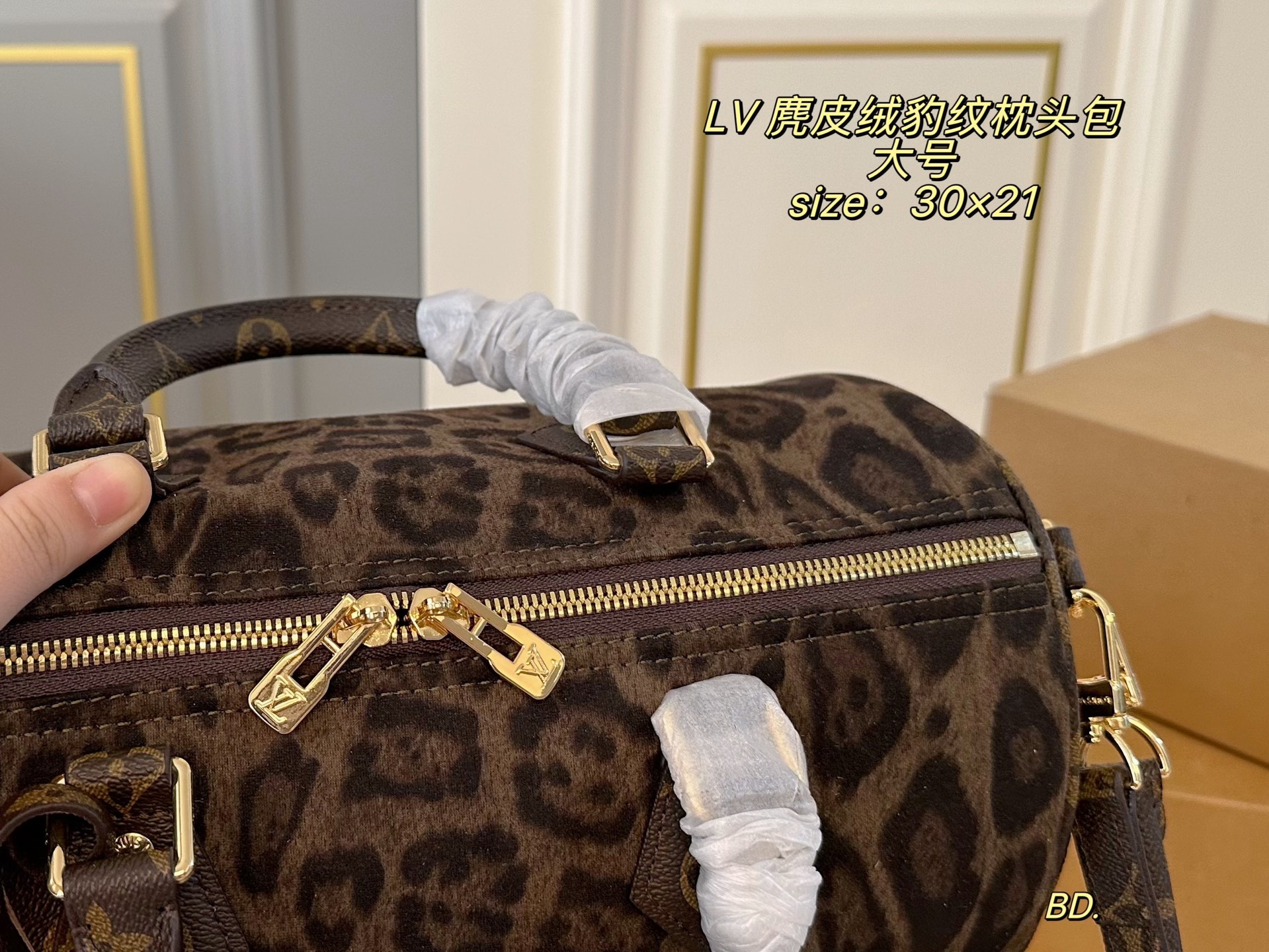 P165 大号（无盒） size：30&times;21 LV 路易威登麂皮绒speedy豹纹枕头包💕 经典重现，轻便又时尚～ 肩带🉑️调节，可手提，可拆卸！ 麂皮绒➕豹纹设计 浓浓复古风，超级实用❗️