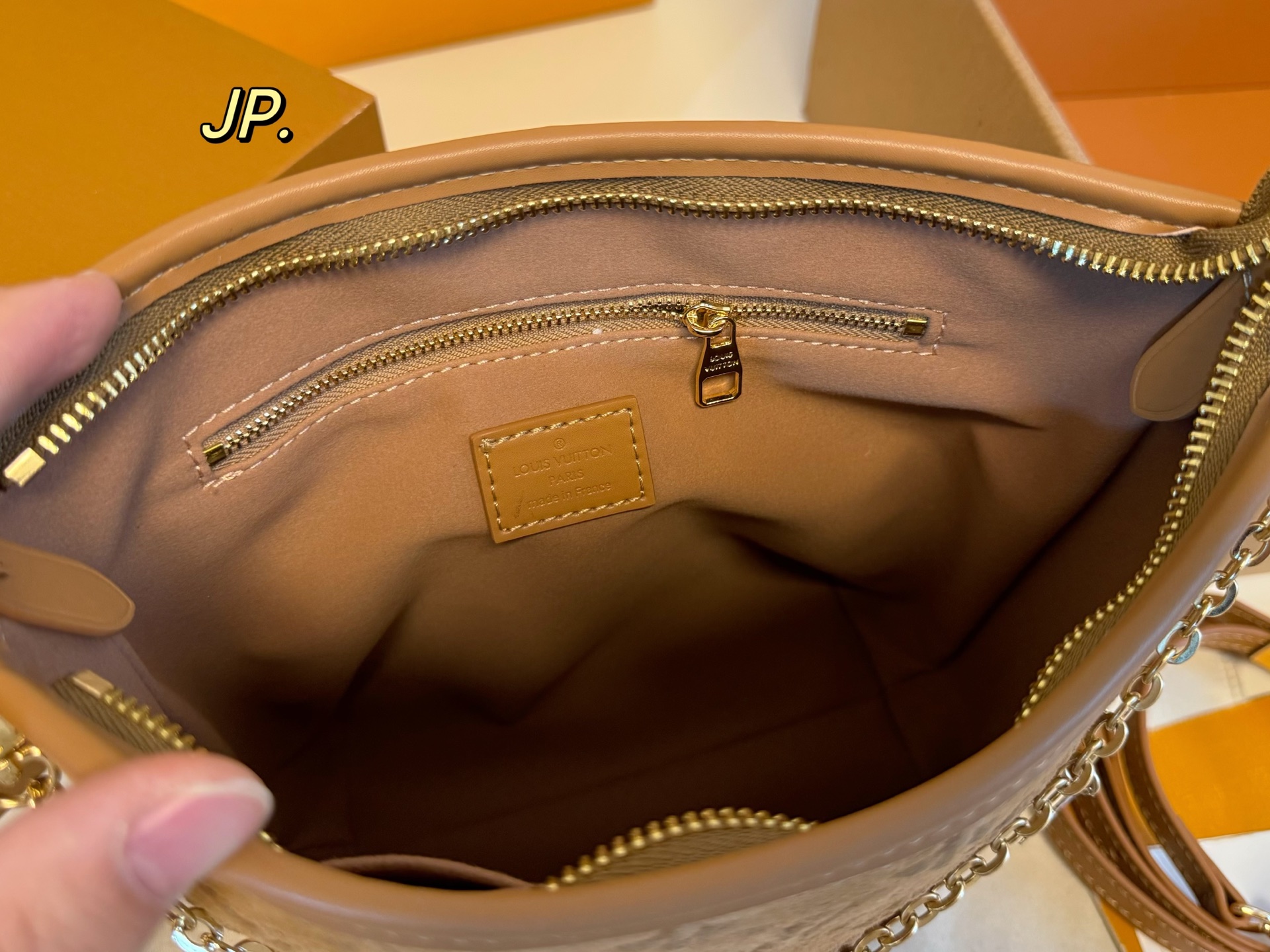 P165（折叠盒飞机盒） size：17&times;20 LV路易威登麂皮绒中古链条水桶包💕 超级耐看的经典配色！ 采用桶状设计，容量十足 配有长肩带，多种背法 日常出街、通勤，低调又百搭‼️