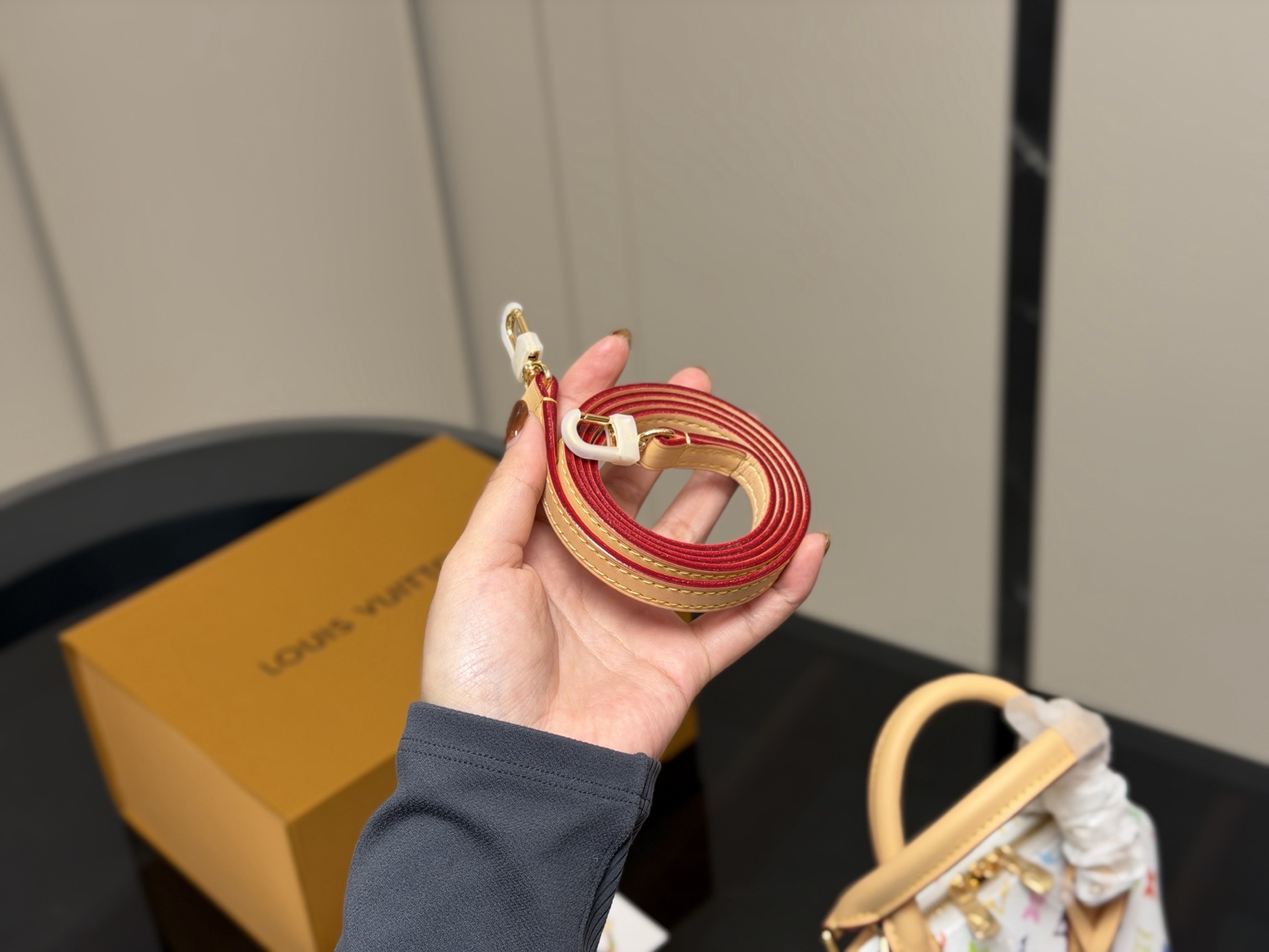 ¥215 配折叠盒飞机盒 size:25*18cm Lv 这个白三彩 alma贝壳 太可爱啦! 小巧又复古已经拎着溜达两天了~