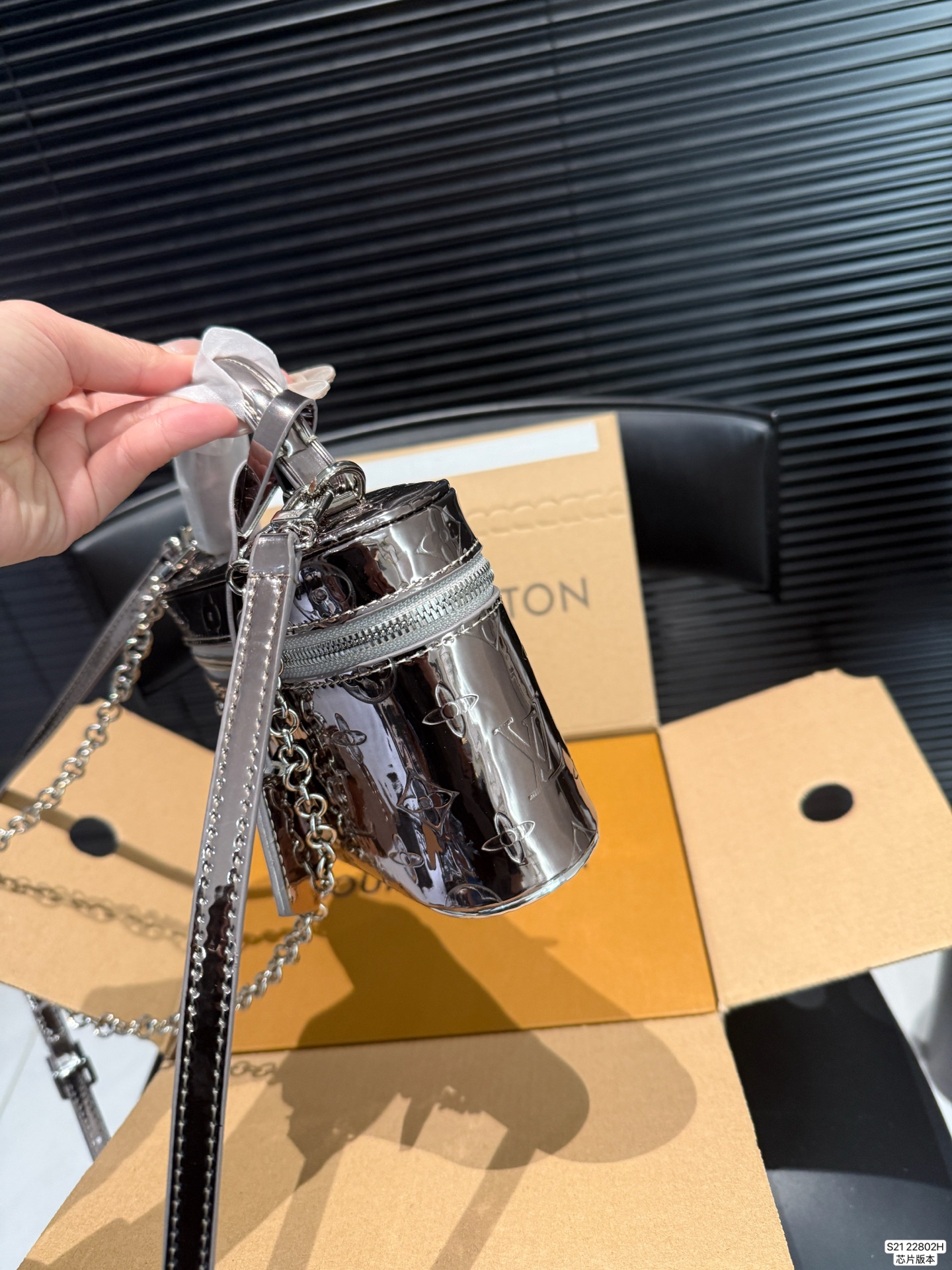 P155 配折叠盒飞机盒 LV新款小盒子，实物太美了！🤍🩶 被这个盒子美翻了！ 包柜里怎么能没有一只惊艳的包包呢！[皱眉R] 这只包谁拎谁美吧！做这个冬天❄️最闪的崽 🉑手拎🉑腋下🉑斜挎！别太实用了吧 尺寸19 12 货号22802