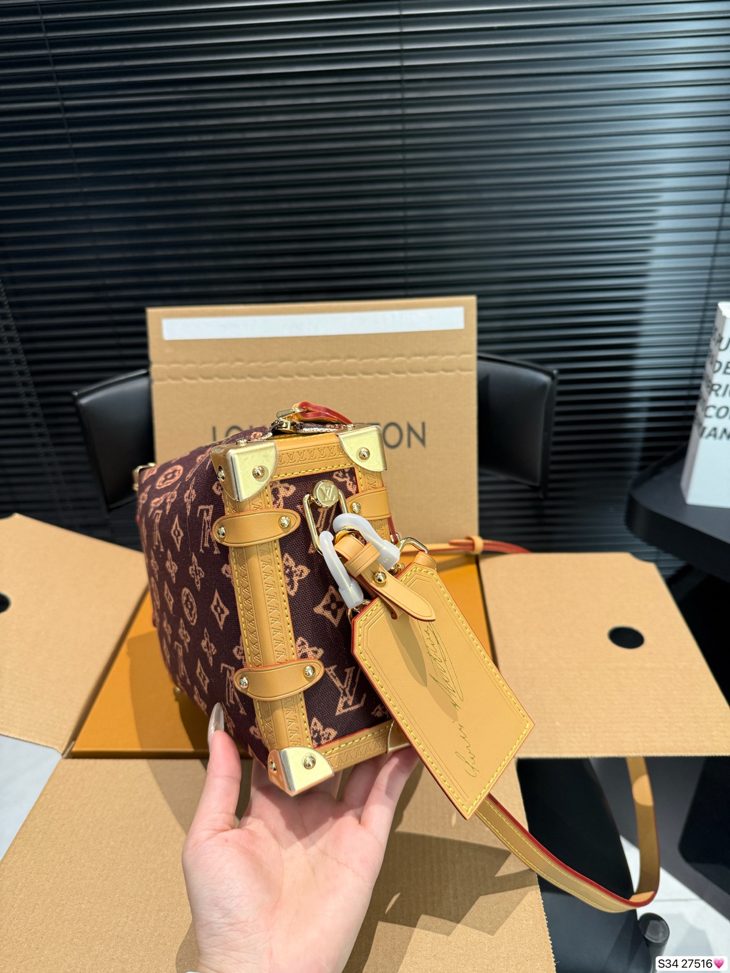 P220 配飞机盒折叠盒 LV 130周年限定来袭！村上隆三彩返场🥹 LV 130周年限定系列，这次是真的开挂了！ LV谷爱凌软盒子来啦美到犯规💕 五金精致有分量，肩带长度刚刚好，单肩斜挎都很绝👏日常搭配T恤、牛仔裤，容量也很实用，手机、口红、粉饼等小物件都能装下~ 尺寸23 16 货号27516