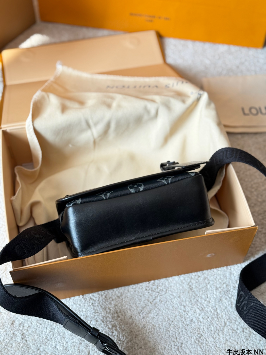 牛皮版本 p155 LV 黑花 Soft Trunk 盒子包 VLV Soft Trunk黑花盒子包，经典Monogram Eclipse黑花图案，低调又有辦识度！涂层帆布＋牛皮饰边，质感满分。配可调节肩带，单肩斜挎都OK，日常通勤、出街超百搭。内部空间合理，手机、卡包、钥匙轻松收纳，拉链开合更安全全。男女都能驾驭，时尚又实用，LV热门款必入 18.5x13x8cm18.5x13x8cm