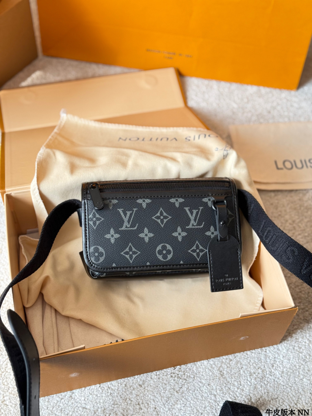 牛皮版本 p155 LV 黑花 Soft Trunk 盒子包 VLV Soft Trunk黑花盒子包，经典Monogram Eclipse黑花图案，低调又有辦识度！涂层帆布＋牛皮饰边，质感满分。配可调节肩带，单肩斜挎都OK，日常通勤、出街超百搭。内部空间合理，手机、卡包、钥匙轻松收纳，拉链开合更安全全。男女都能驾驭，时尚又实用，LV热门款必入 18.5x13x8cm18.5x13x8cm