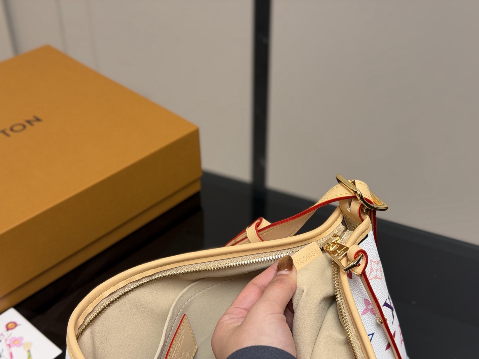 &yen;240 配折叠盒飞机盒 LV Carryall小号手袋改造款 LV Carryall小号手袋,经典Monogram老花帆布+牛皮饰边，简约大气超百搭!配可拆卸拉链子袋，收纳力满分+。宽肩带设计，背着超舒服，通勤or短途出行都很合适。内部空间宽敞，日常用品轻松装下，拉链开合更安全。休闲随性风格，时髦又实用，出街必备! 尺寸:33.21cm