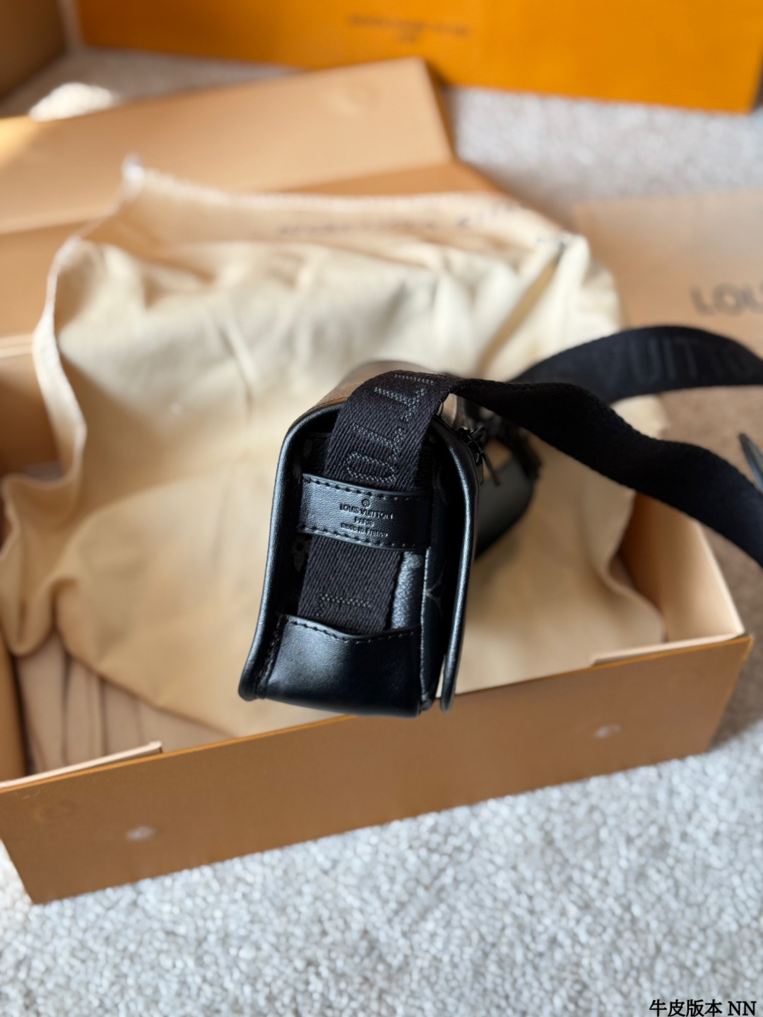 牛皮版本 p155 LV 黑花 Soft Trunk 盒子包 VLV Soft Trunk黑花盒子包，经典Monogram Eclipse黑花图案，低调又有辦识度！涂层帆布＋牛皮饰边，质感满分。配可调节肩带，单肩斜挎都OK，日常通勤、出街超百搭。内部空间合理，手机、卡包、钥匙轻松收纳，拉链开合更安全全。男女都能驾驭，时尚又实用，LV热门款必入 18.5x13x8cm18.5x13x8cm