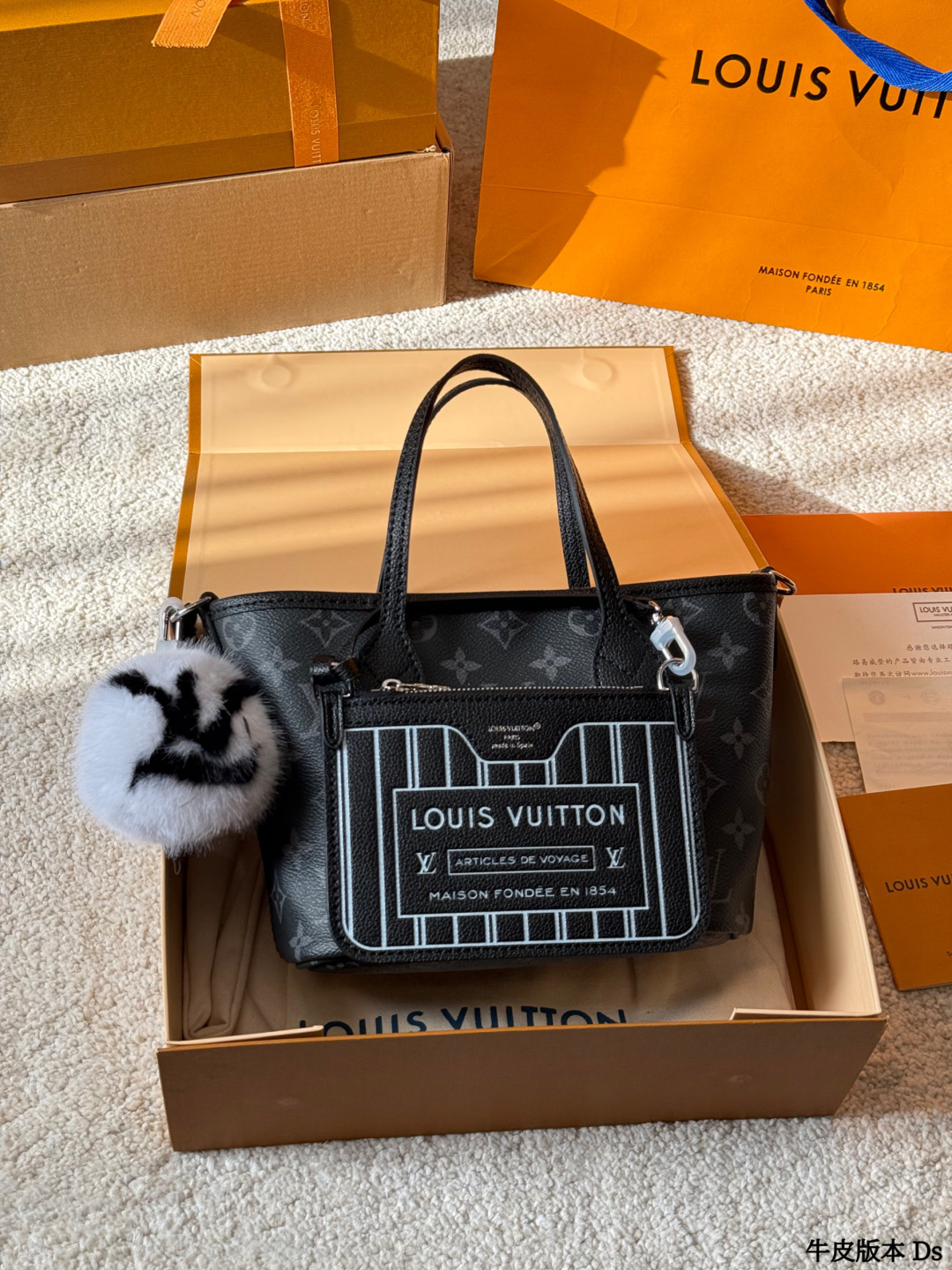 牛皮版本 p205 LV 双面 Neverfull BB手袋 &reg;LVx自Nevertull BB手装，经典Monogram老化肌升 +黑色粒面牛皮拼接，双面可用，风格随心切换！尺寸26.5x16.5&times;11cm，配可拆卸拉链小包和肩带，手提、斜挎都OK。内部空间超能装，通勤出街都很实用。黑色荔枝纹牛皮质感细腻耐用，银色金属件超有现代感，时尚又百搭，日常搭配无压力！