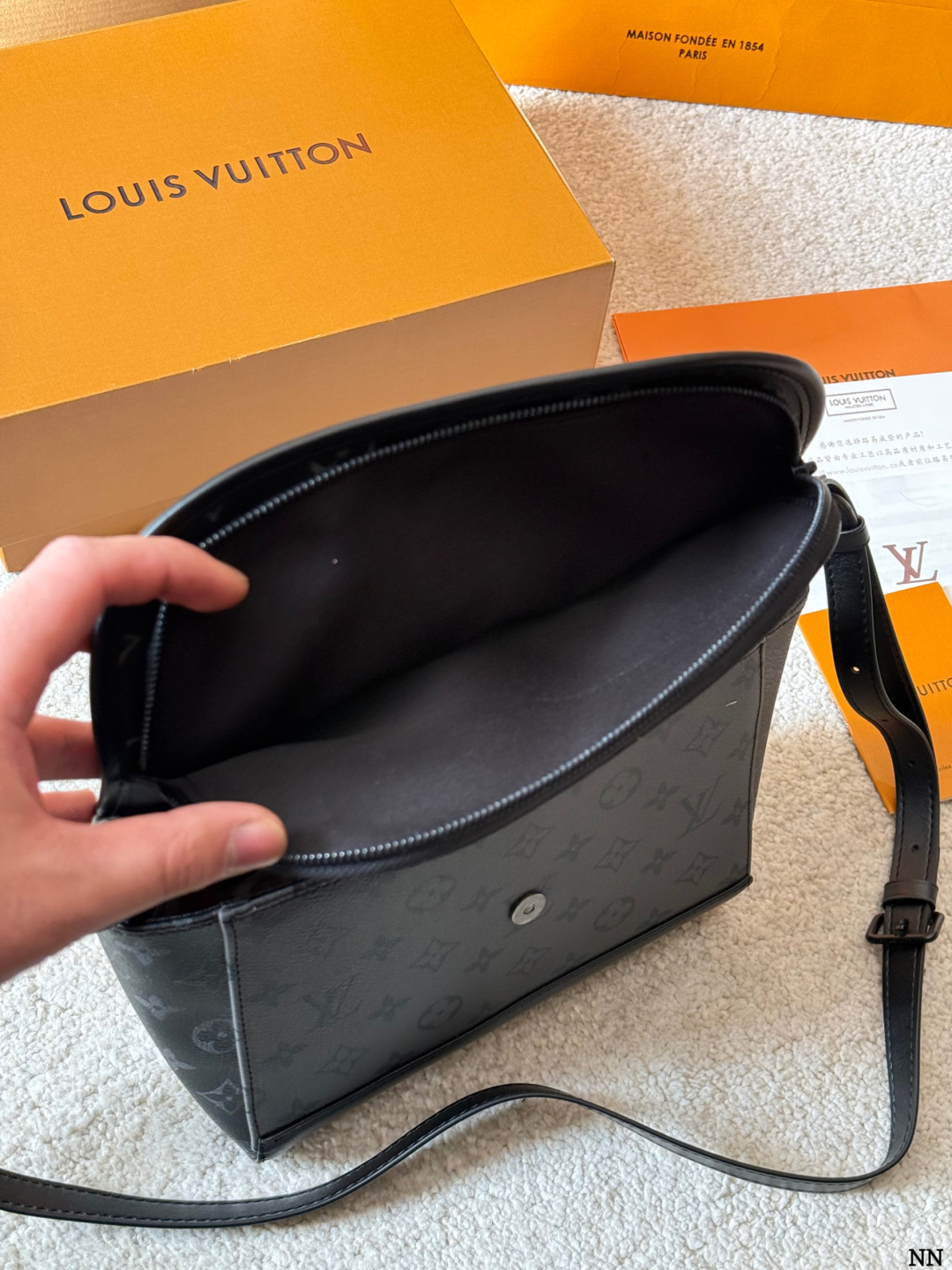 牛皮版本 p160 LV Pulse 邮差包 M12681 VLV Pulse邮差包M12681,黑色Monogram Eclipse涂层 帆布+牛皮饰边,低调又有辦识度艹。盖磁扣+外拉链袋,内部多夹层,收纳超方便!肩带可调节,单肩斜挎都OK,通勤休闲都能搭。 线绳拉链头设计,时髦又实用,是LV黑武士系列热门款,商务休闲都能轻松驾驭 尺寸 23 18cm