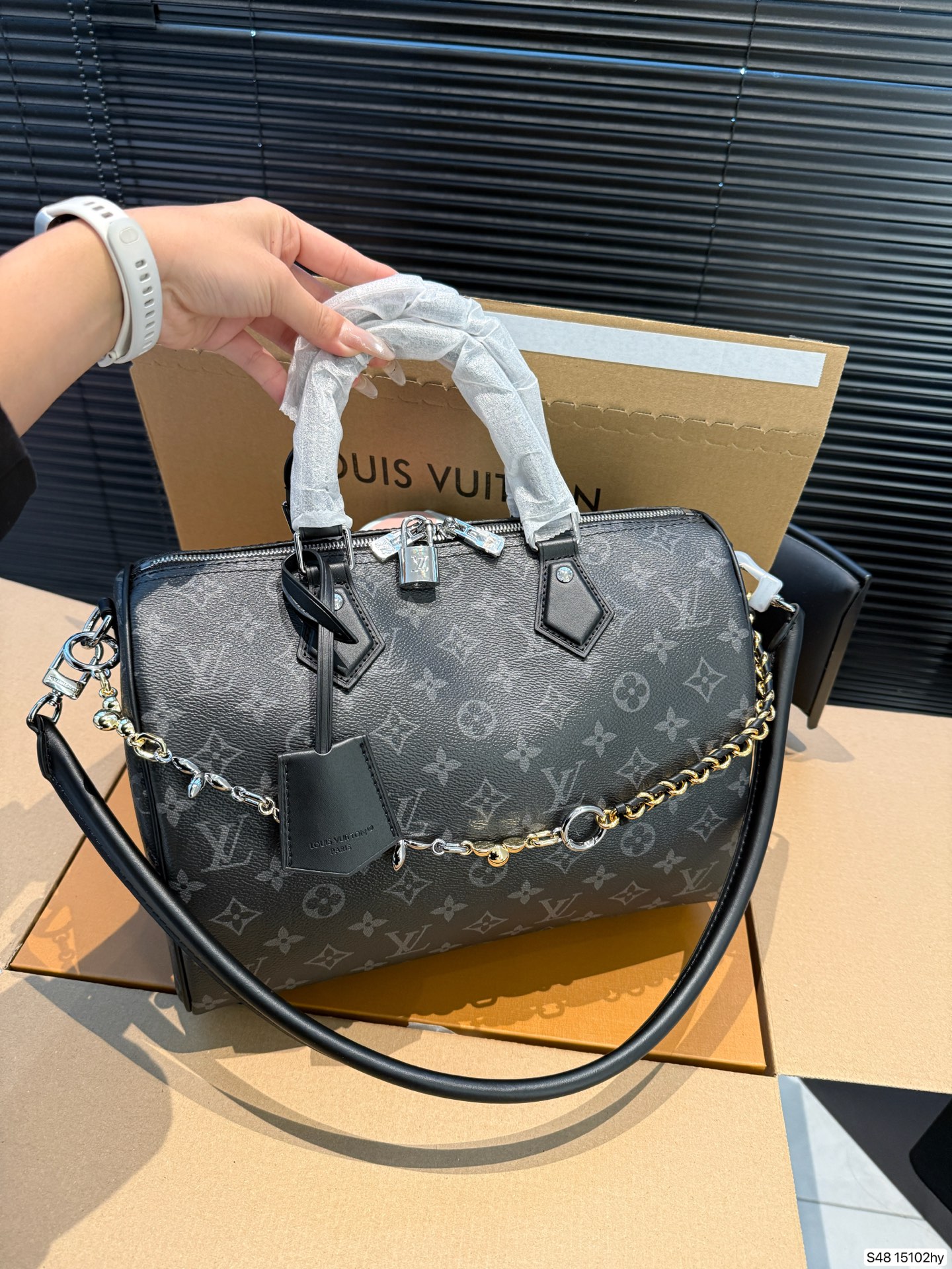 P290 配飞机盒折叠盒 Lv X Nigo Keepall 30.枕头包 手袋是一款理想的都市手袋。 标志性的造型与经典的 Monogram 帆布，加之多种携带方式和奢华的天然饰边为该包平添一份时尚前卫之感。尺寸：30 21货号15102