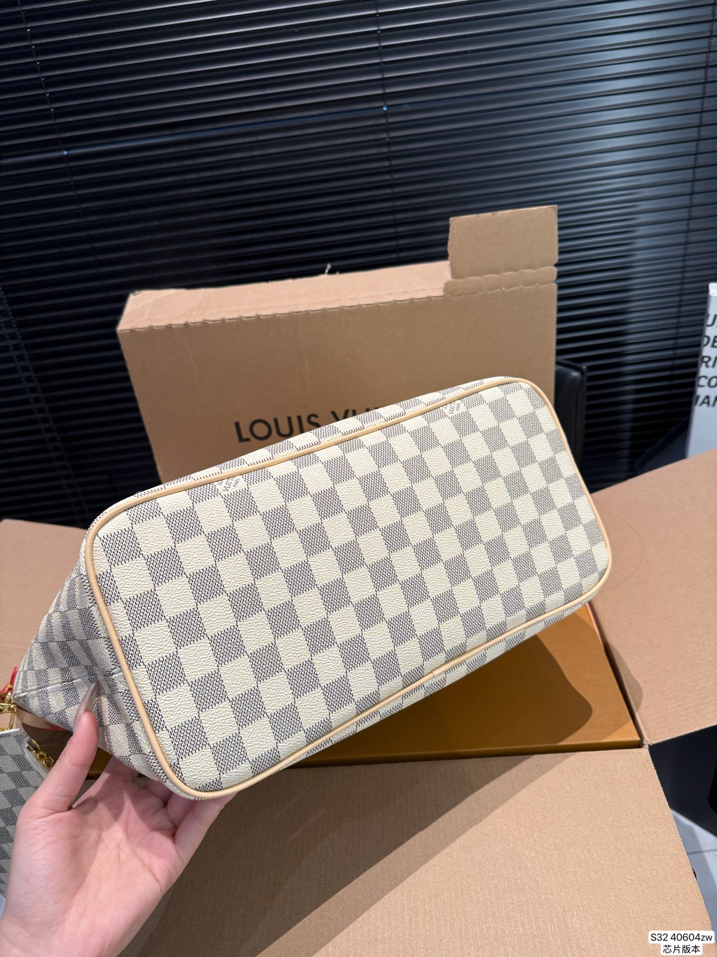 P210 配折叠盒飞机芯片版本 LV 经典购物袋 Neverfull 全新演绎经典手袋,探索袋内精致细节。重新设计的内袋采用了清新的织物内衬和灵感源自档案馆的复古细节,最值得称道的莫过于可脱卸式拉链手包,它既可单独作为一只精致手拿包使用,亦可作为额外的口袋。明快的内衬色调为 Monogram 经典帆布增加了更多活泼生动之感。尺寸31 29 货号40604
