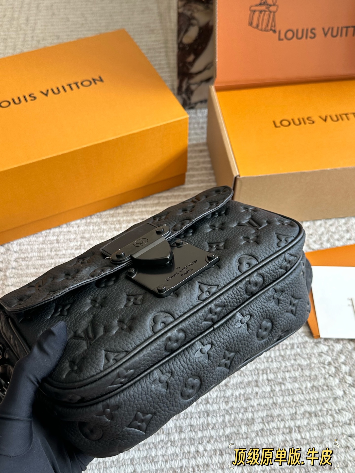 LV Slock新款男生包包p260 Iv最新一季又出了很多老花男包我可太爱老花了买到就，是赚到。拿到手的实物比照片好看。 Iv slocksling，老花的腰包本来就不多，这款配荧光黄色包边的可太亮眼了，感觉稳重的老花配了--丢丢调 皮。很多博主们都安利另一款S Lock的邮差包，有老花配黑色包边和蓝色包边两种选择，但其实个人感觉 18x8cm的厚度真的是过于厚重了(大小跟男款三合一差不多、但是更厚)所以个人感觉不太适合身高175以下的男生和小姐姐们。但如果贪恋大容量的话也是一个很好的选择。 优点是:比较小巧，对个子小的比较友好;男包亮黄色的配色比较少见。25*17