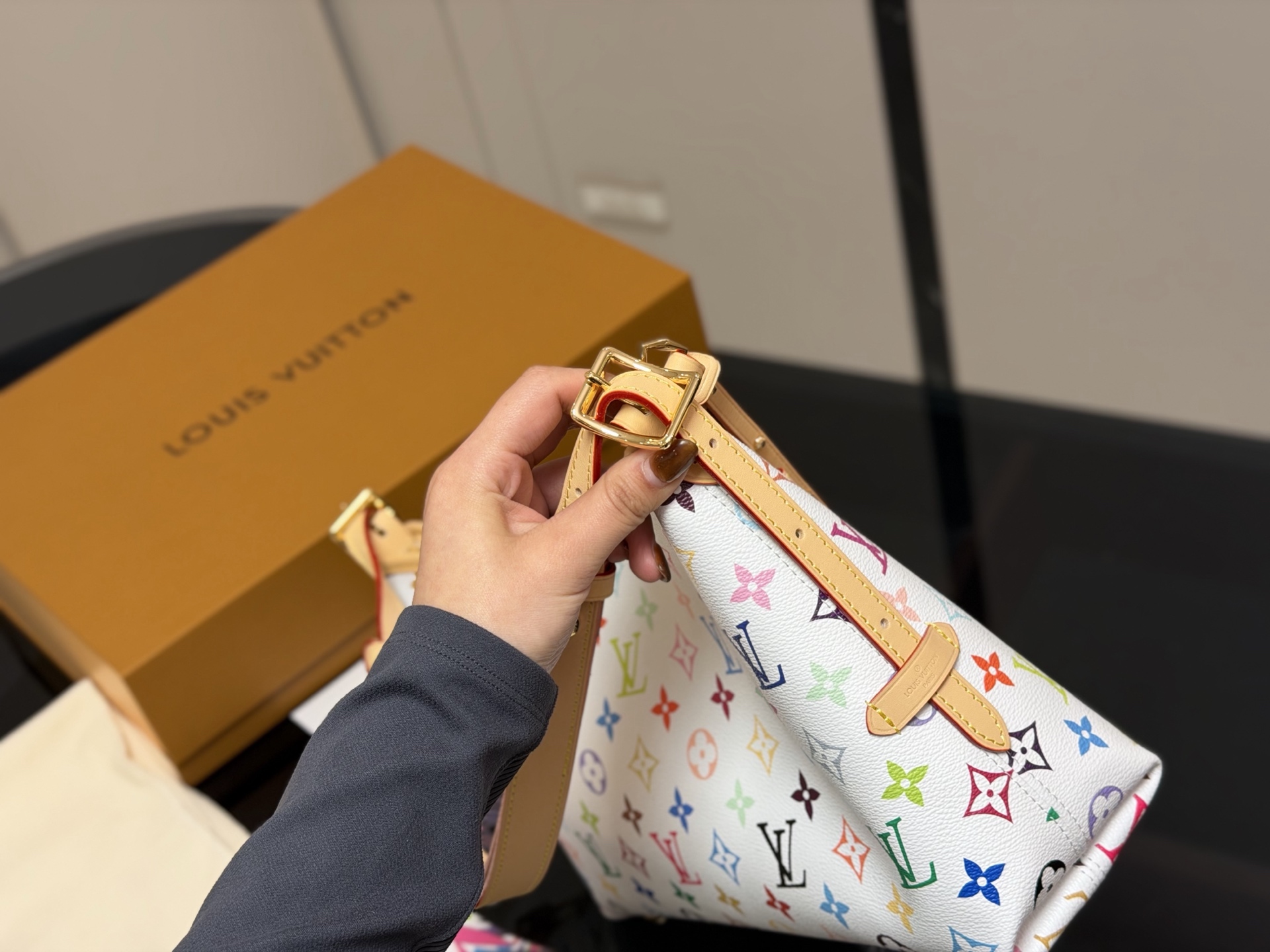 &yen;240 配折叠盒飞机盒 LV Carryall小号手袋改造款 LV Carryall小号手袋,经典Monogram老花帆布+牛皮饰边，简约大气超百搭!配可拆卸拉链子袋，收纳力满分+。宽肩带设计，背着超舒服，通勤or短途出行都很合适。内部空间宽敞，日常用品轻松装下，拉链开合更安全。休闲随性风格，时髦又实用，出街必备! 尺寸:33.21cm