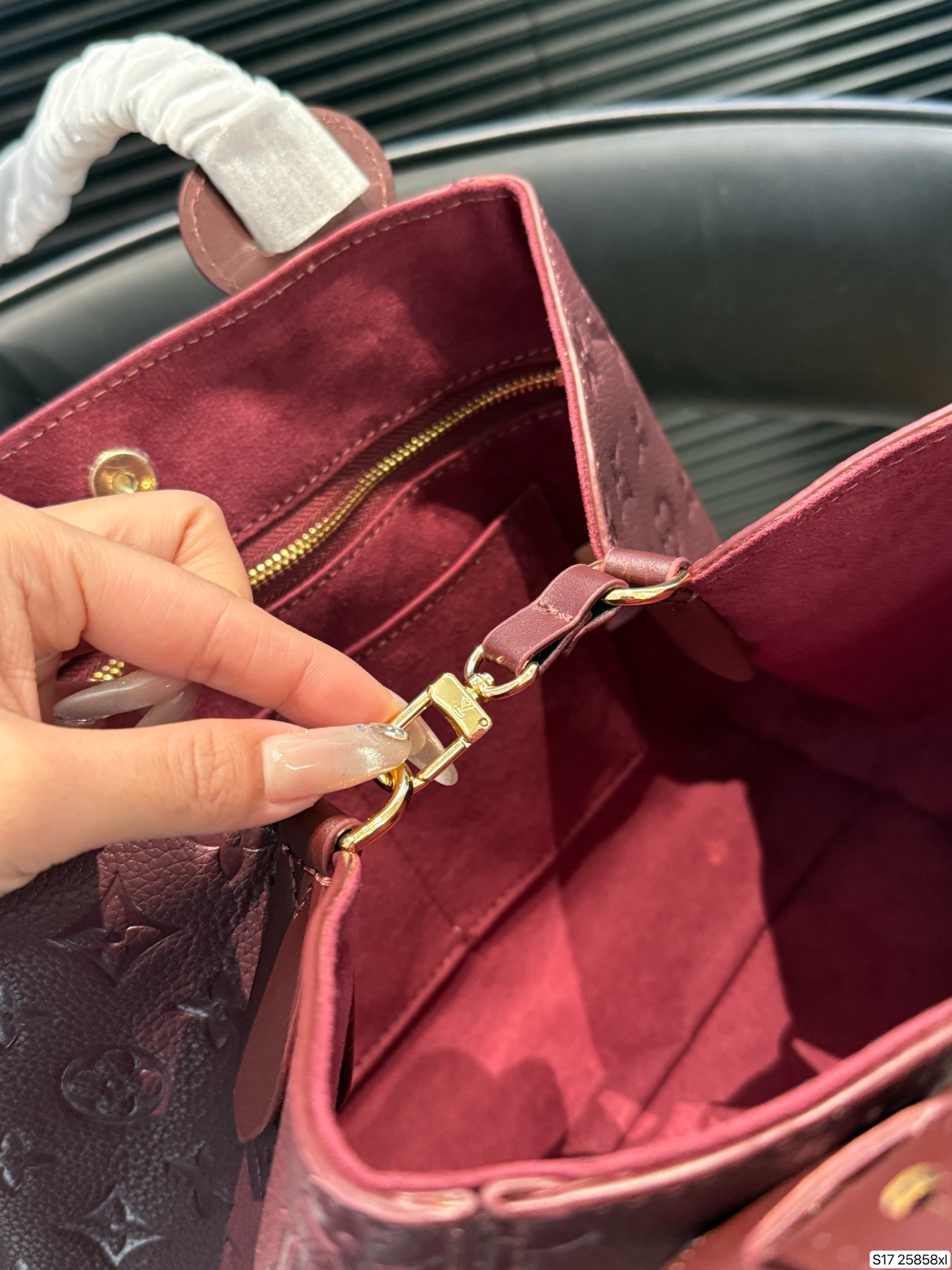 P135 配折叠盒 LV新款 all in one实拍，又优雅住了 LV皮质款一如既往的有质感哇🎊 这次出了黑色和大象灰两个颜色 比较低调一些，会更有质感 高质感轻松拿捏啦 尺寸28 25货号25858