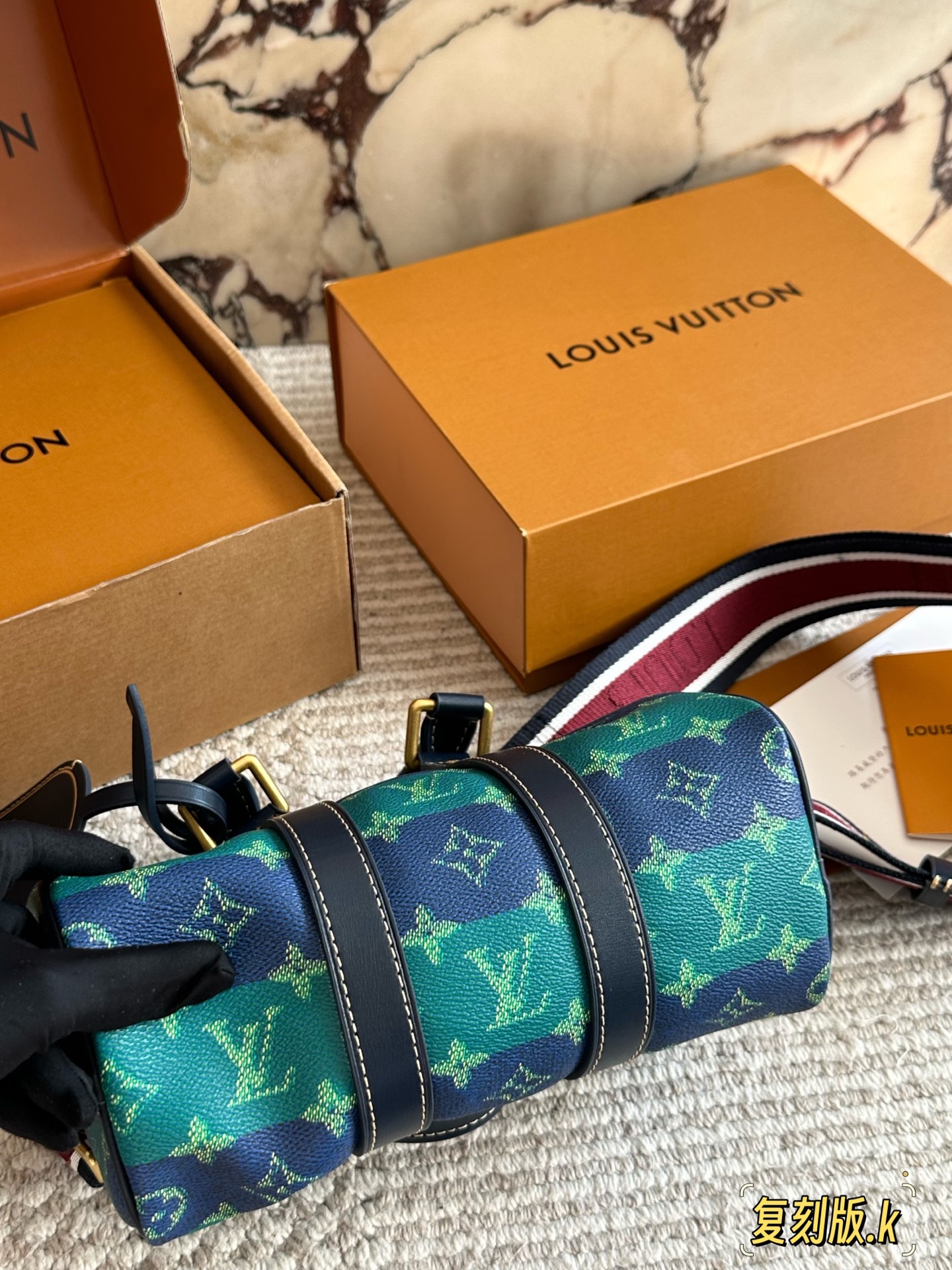 &yen;230 复刻版 Lv X Nigo Keepall xs 枕头包 手袋是一款理想的都市手袋。 标志性的造型与经典的 Monogram 帆布，加之多种携带方式和奢华的天然牛皮饰边为该包平添一份时尚前卫之感。尺寸：25 14cm全套礼盒