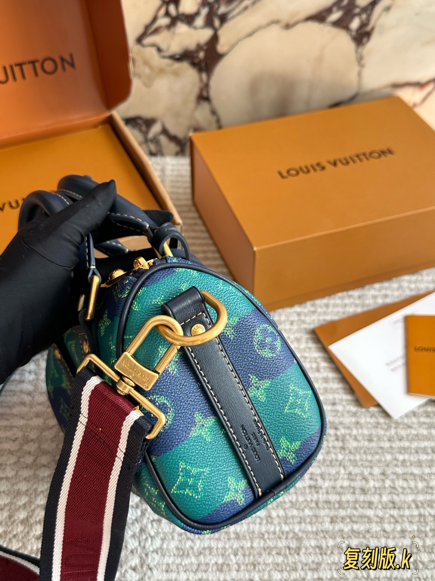 &yen;230 复刻版 Lv X Nigo Keepall xs 枕头包 手袋是一款理想的都市手袋。 标志性的造型与经典的 Monogram 帆布，加之多种携带方式和奢华的天然牛皮饰边为该包平添一份时尚前卫之感。尺寸：25 14cm全套礼盒