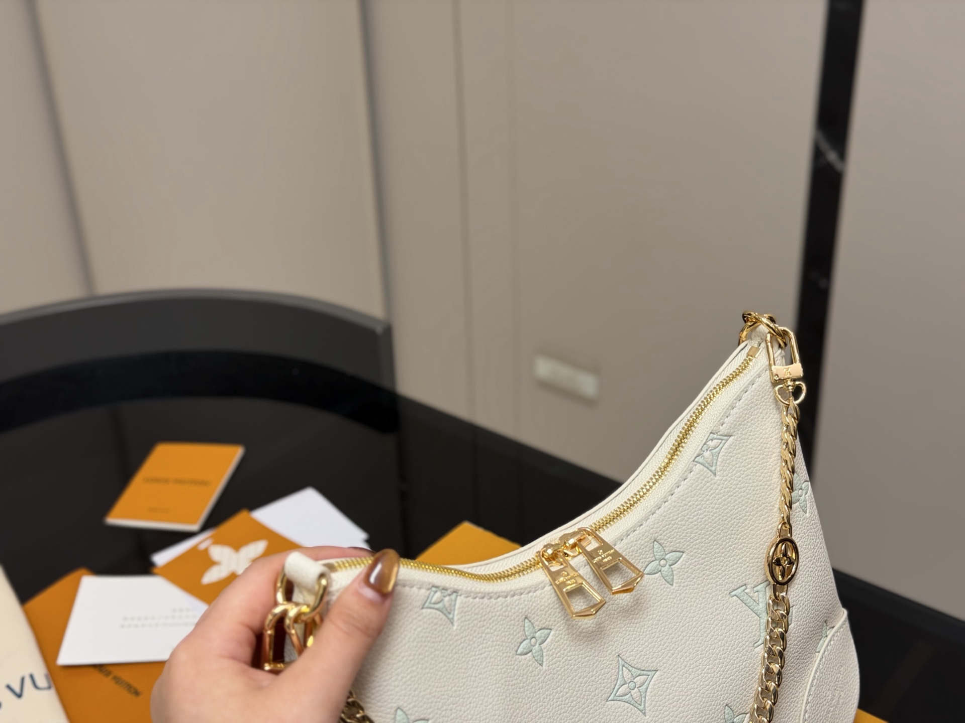 ¥180 配折叠盒 size:29*16cm Lv 最新款牛角包 原版五金! 定制版直接采用小牛皮 Vintage 经典单肩包 配置肩带➕链条 单肩斜挎都无敌好看百搭!