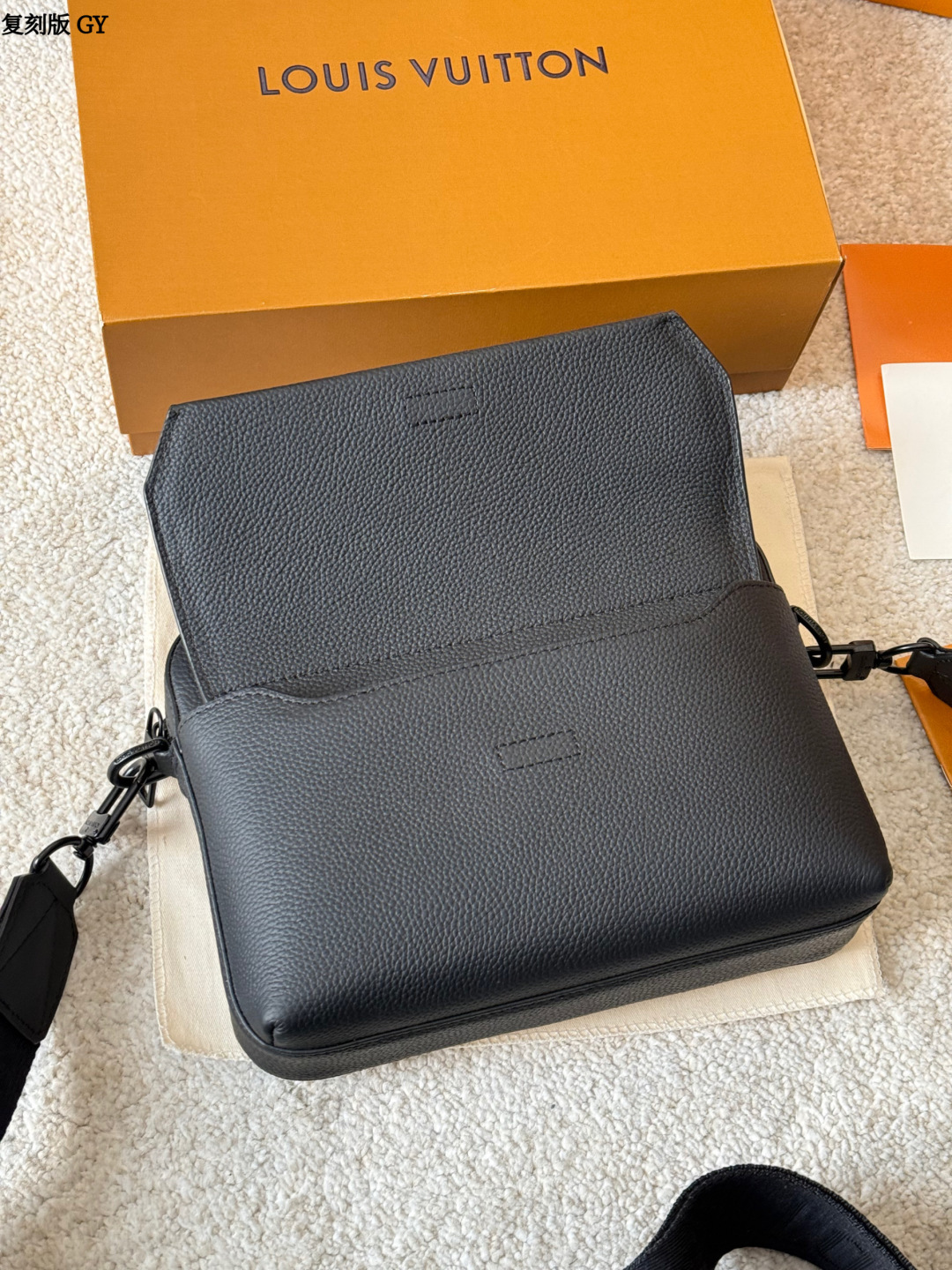 复刻版 p225 LV Takeoff 小号邮差包 LV Takeoff小号邮差包，黑色粒面牛皮+经典 Monogram压纹，低调又有质感！翻盖设计+可拆卸肩带，单肩or斜挎都OK，通勤休闲都能搭。尺寸刚好，手机钱包轻松装下，实用又时髦，是男士必入的经典单品！ 尺寸 23 18cm