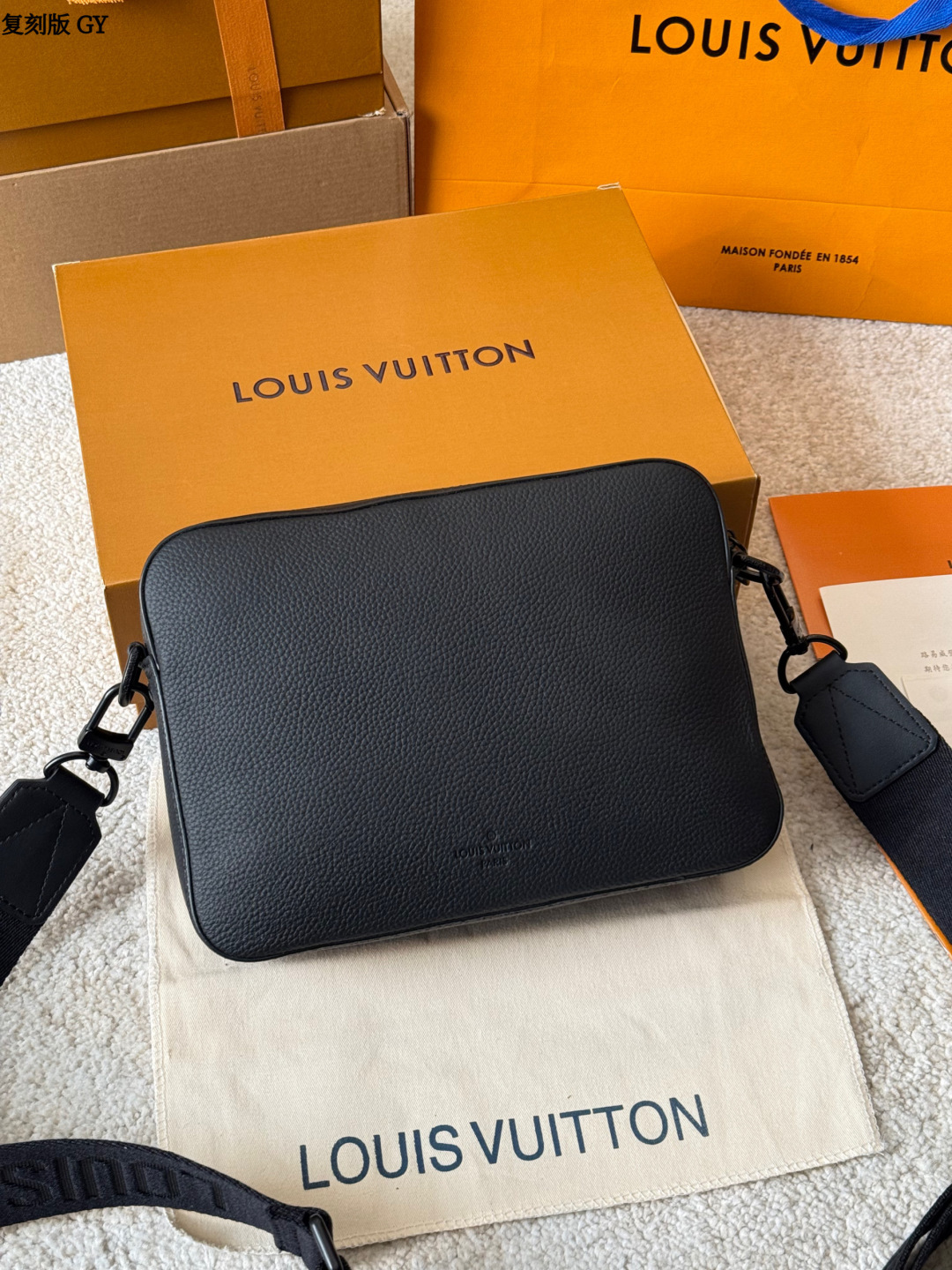 复刻版 p225 LV Takeoff 小号邮差包 LV Takeoff小号邮差包，黑色粒面牛皮+经典 Monogram压纹，低调又有质感！翻盖设计+可拆卸肩带，单肩or斜挎都OK，通勤休闲都能搭。尺寸刚好，手机钱包轻松装下，实用又时髦，是男士必入的经典单品！ 尺寸 23 18cm